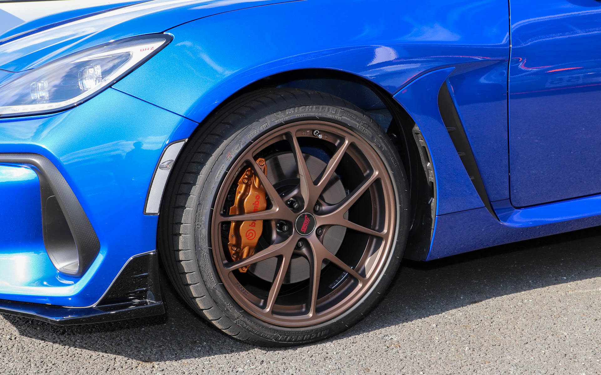 ホイールの色はグレードによって異なり、TYPE RAはマットグレイ、TYPE RA with Rear Spoilerはマットブロンズ