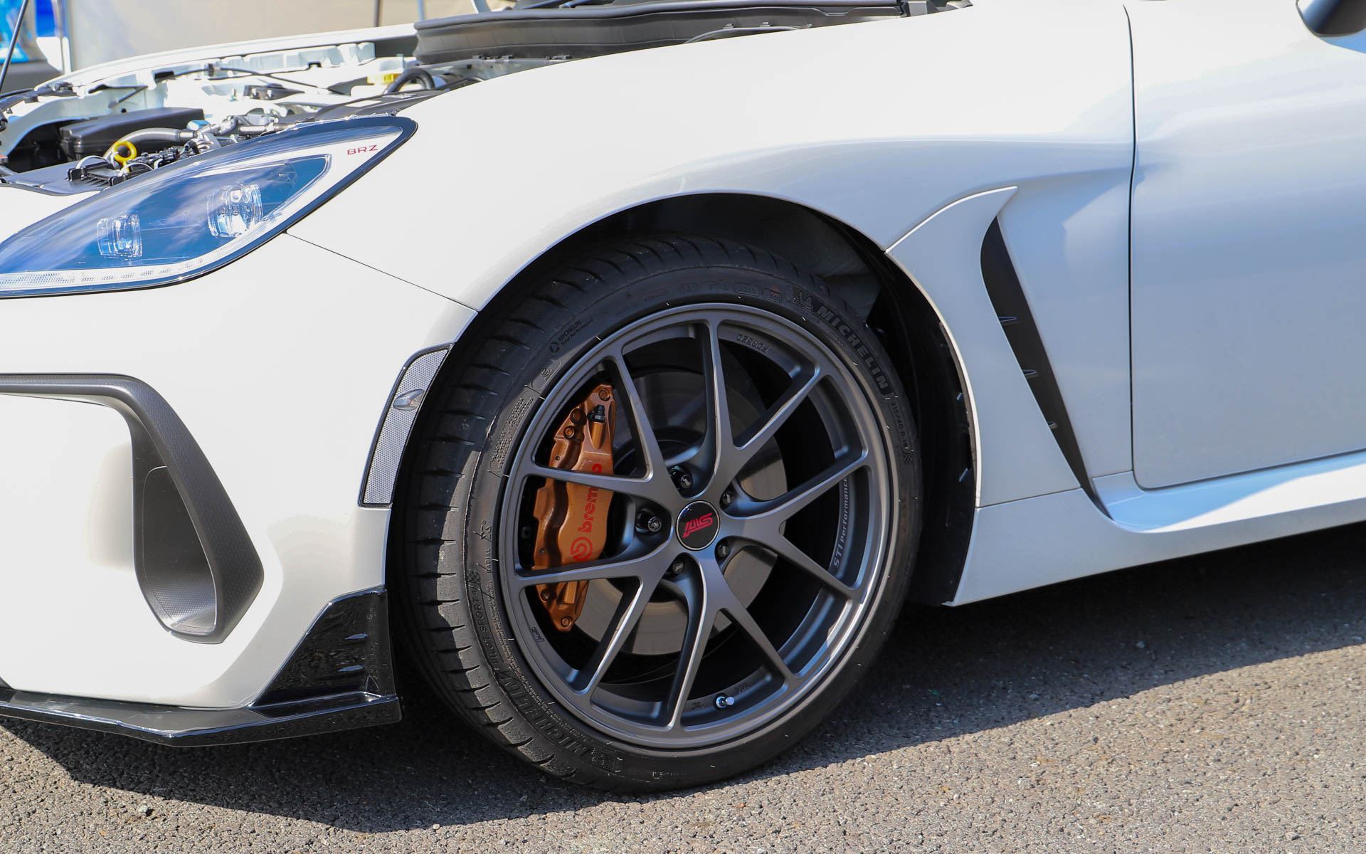 ホイールの色はグレードによって異なり、TYPE RAはマットグレイ、TYPE RA with Rear Spoilerはマットブロンズ