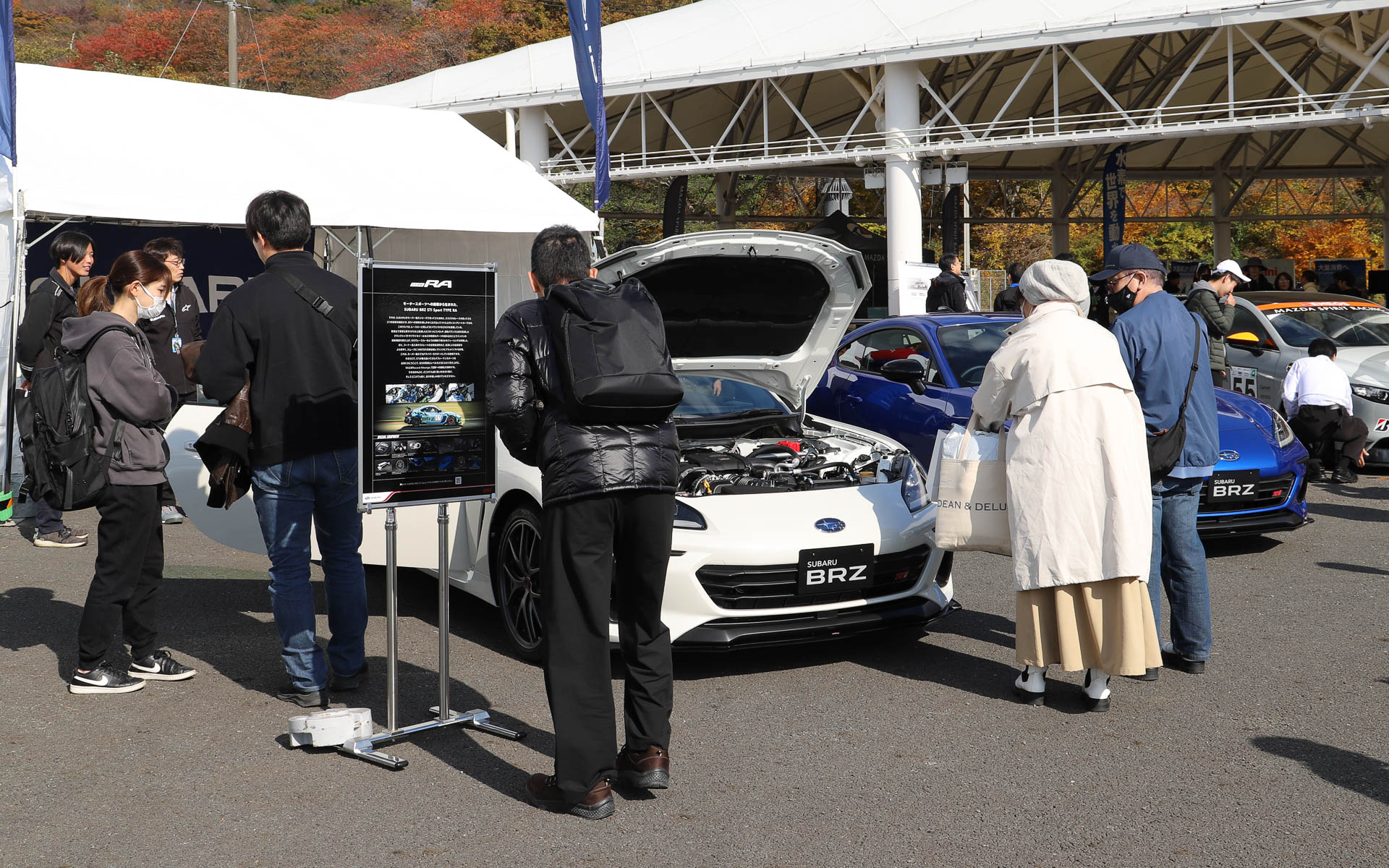 BRZの展示には人がひっきりなしに訪れていた