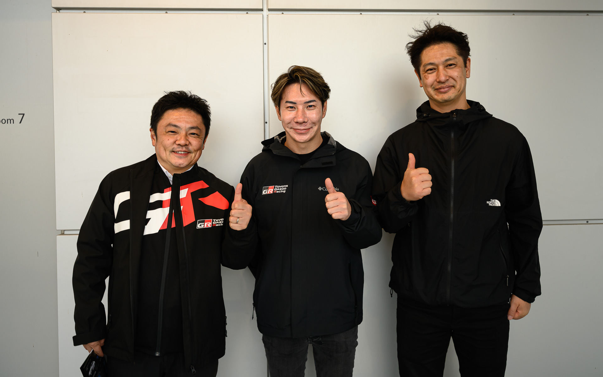 先週、WECバーレーンGPで1-2フィニッシュを決めた小林可夢偉選手兼WECチーム代表（中央）が富士スピードウェイに。TOYOTA GAZOO Racing 高橋智也プレジデント（左）、同 加地雅哉グローバル MSディレクター（右）とともに