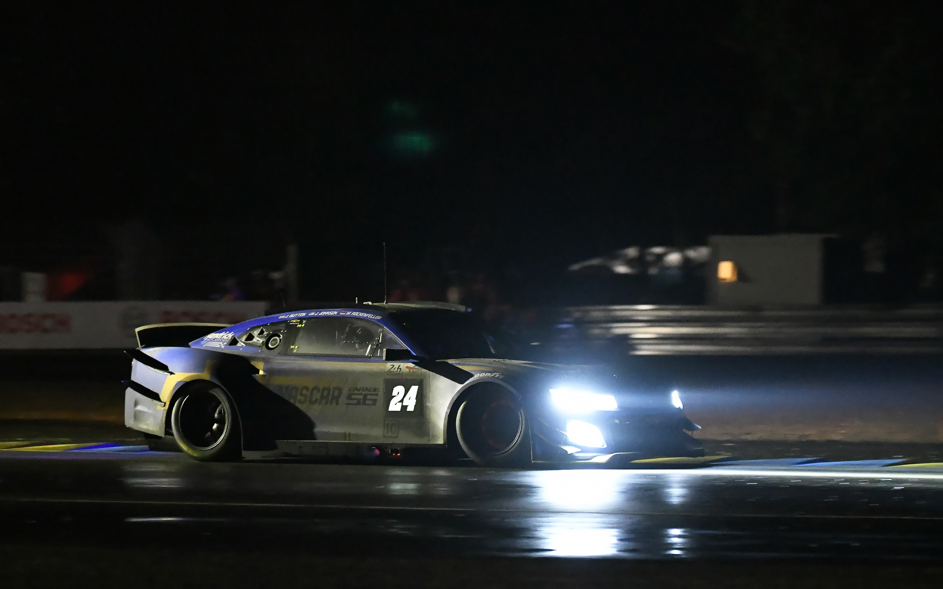 夜のサルトサーキットを走る24号車。V型8気筒クロスプレーンのエンジン音は、姿を見なくても来たのが分かるほど独特な音がする。それを富士スピードウェイで味わえることになる