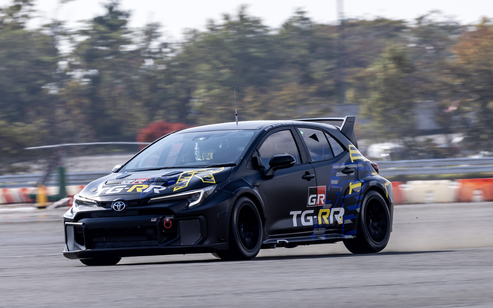 超電導モーターを搭載して走る液体水素カローラ。世界初披露の走りになる