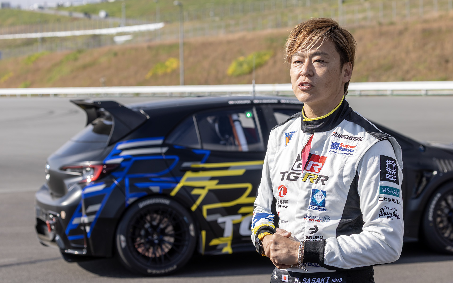 世界初のデモランを担当したのは水素カローラの初期からの開発ドライバーである佐々木雅弘選手