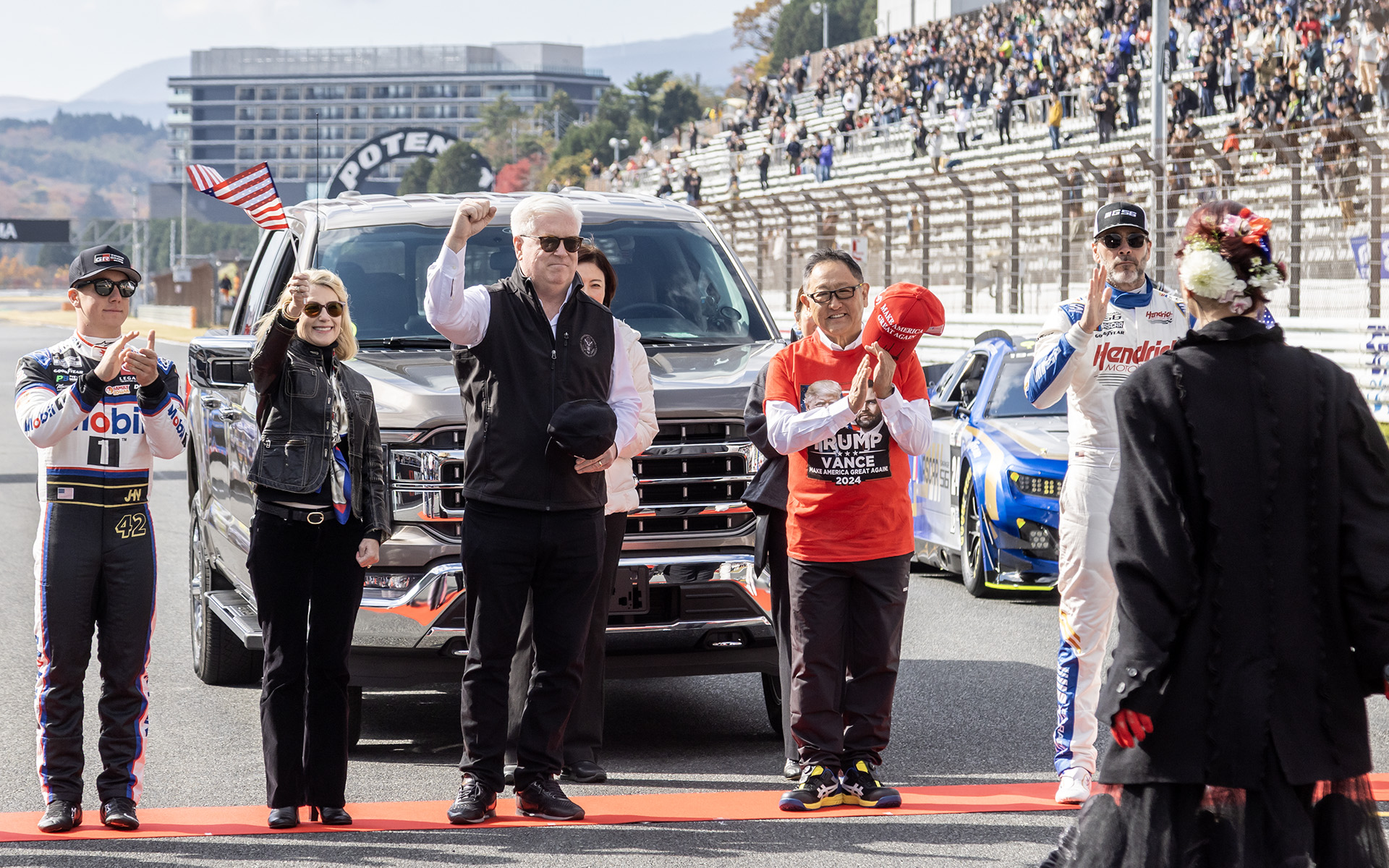 ジョージ・グラス駐日米国大使（中央）とともにNASCARデモランに参加