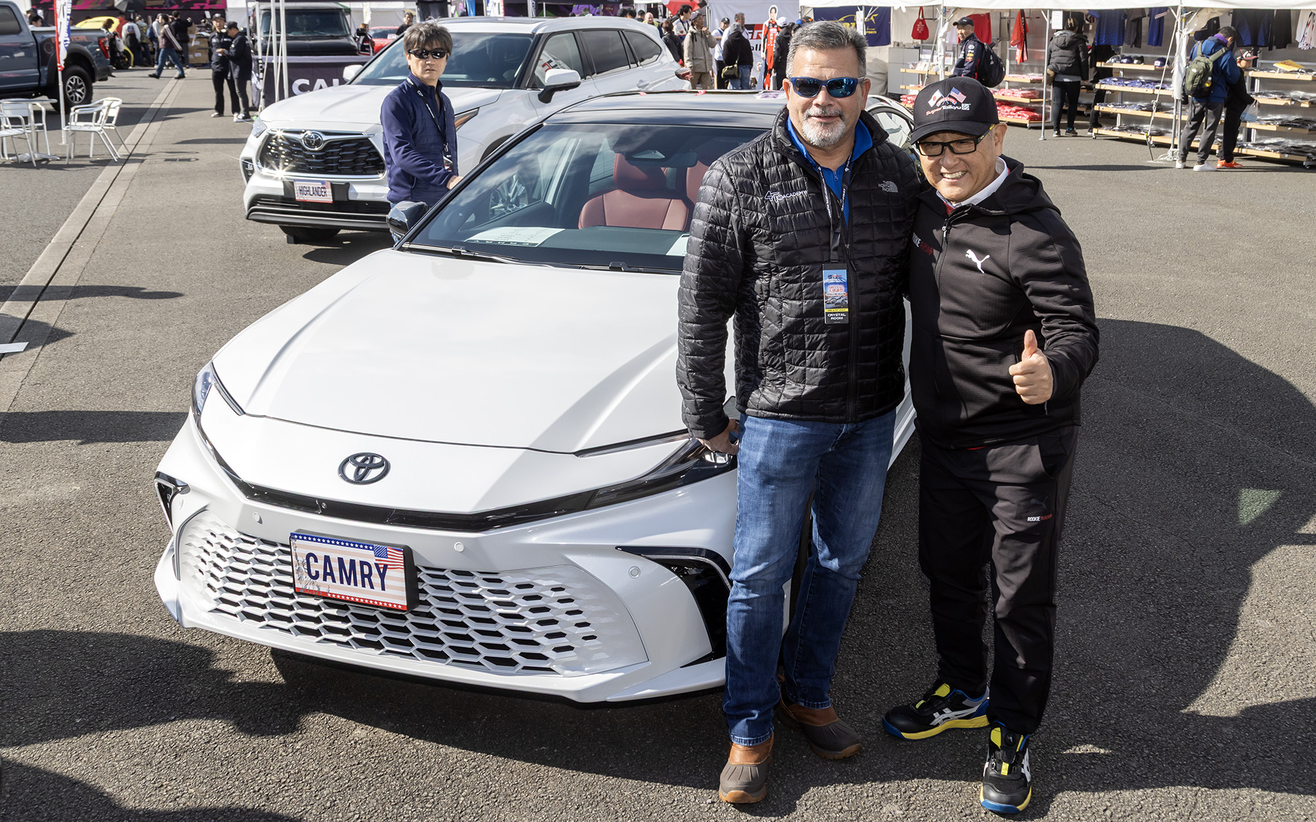 イベント広場のアメリカパークを視察する豊田章男会長（右）。イベントを企画した日本自動車会議所会長であり、トヨタ自動車会長でもある