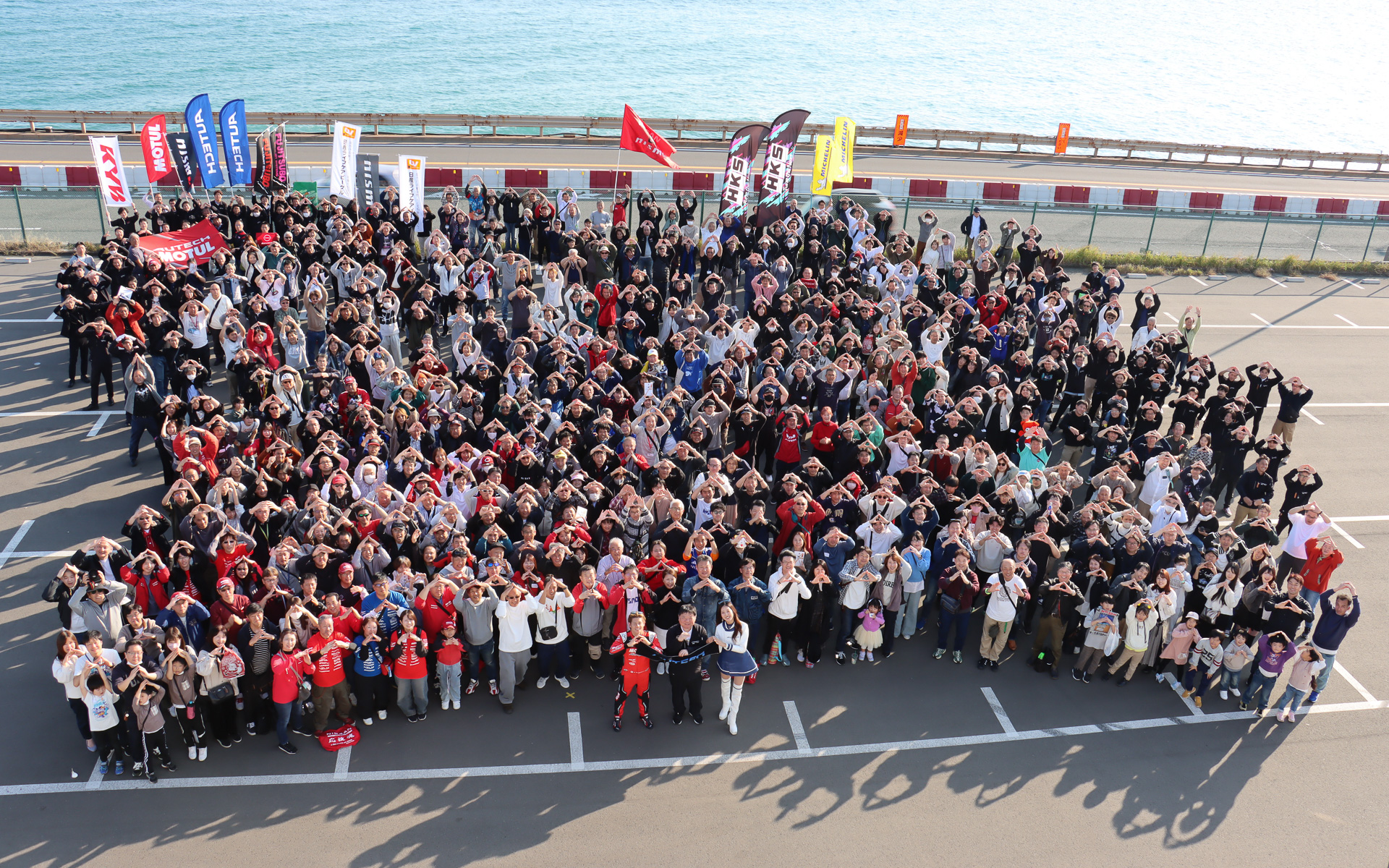 閉会式の最後に行なわれた参加者による記念撮影。AUTECH（オーテック）のAをハンドサインで示している