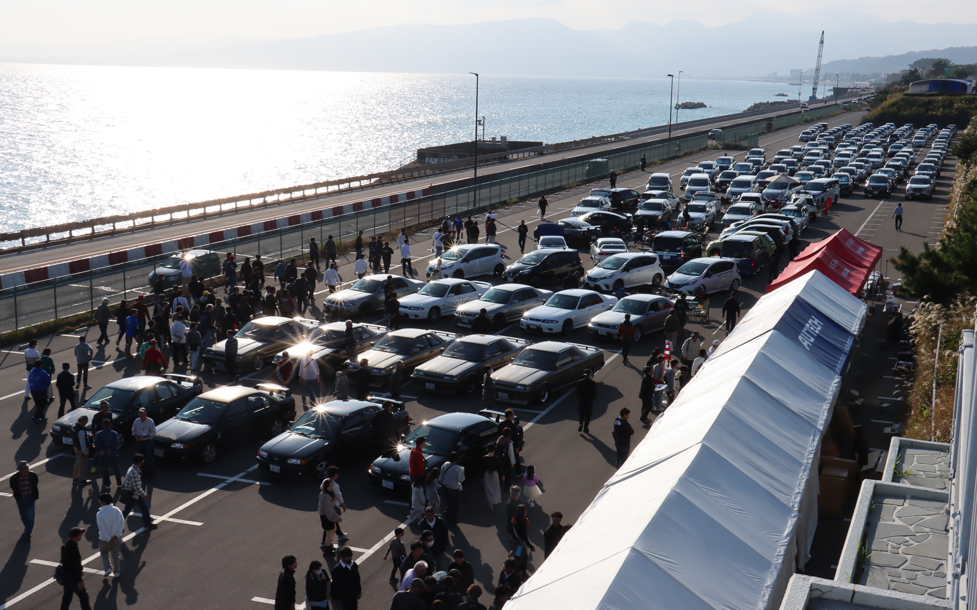 ロッカーハウスの西側では「SUV」「ワゴン」「セダン」「コンパクト」といった参加車両のジャンル別に駐車