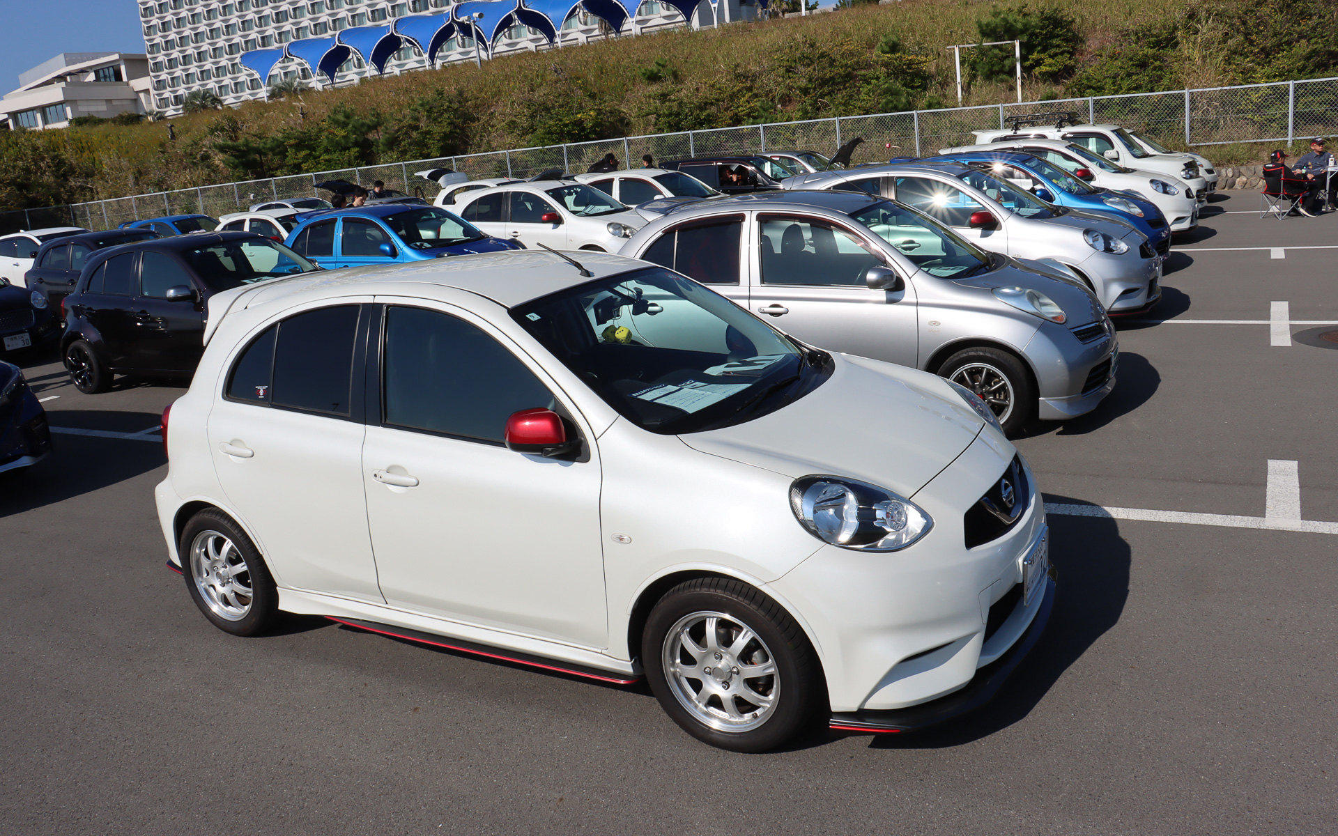 オーナーごとのこだわりでカスタマイズされたNMC車がジャンル別に並び、ちょっとした変更点も見比べることで分かりやすくなっている