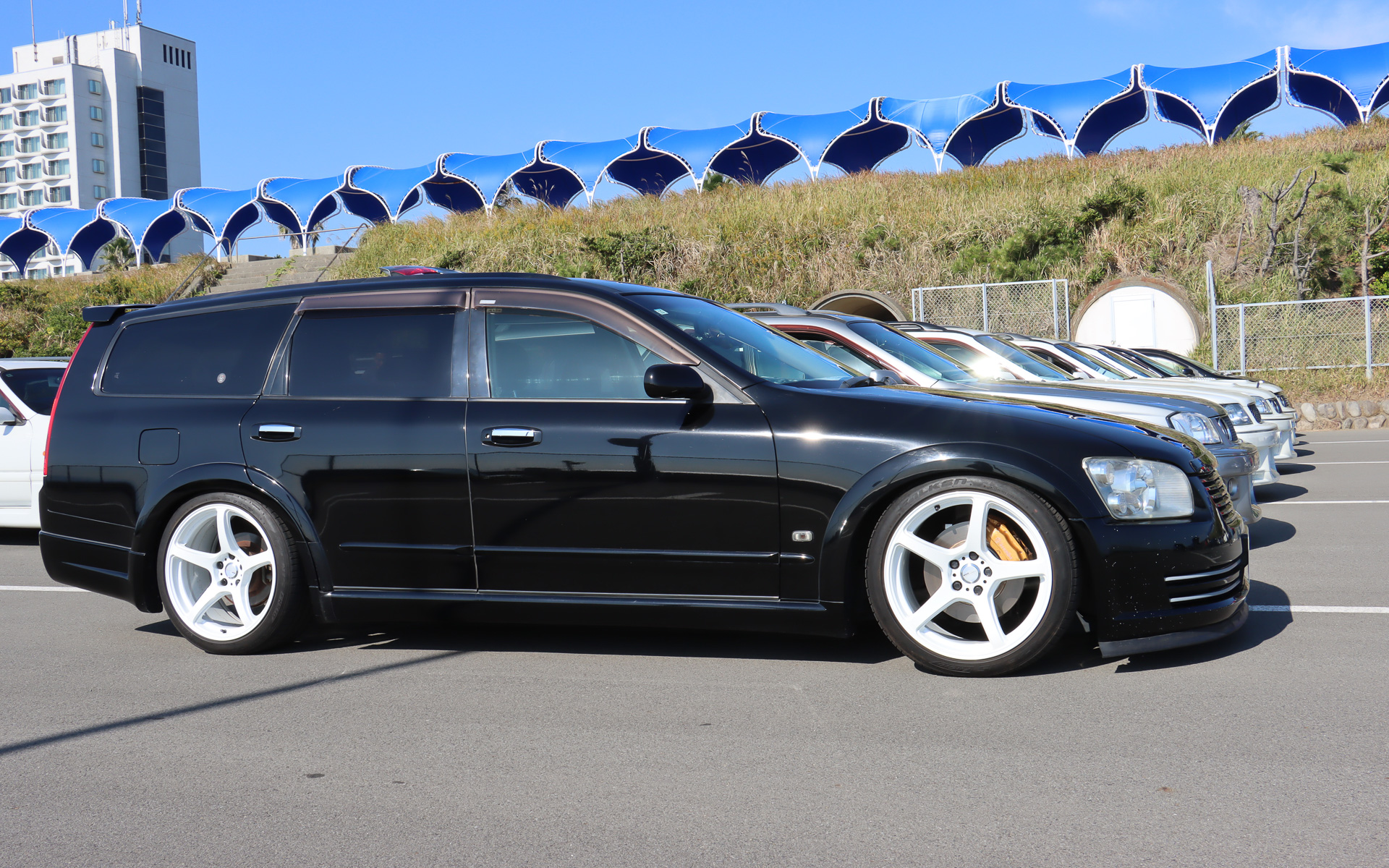 オーナーごとのこだわりでカスタマイズされたNMC車がジャンル別に並び、ちょっとした変更点も見比べることで分かりやすくなっている