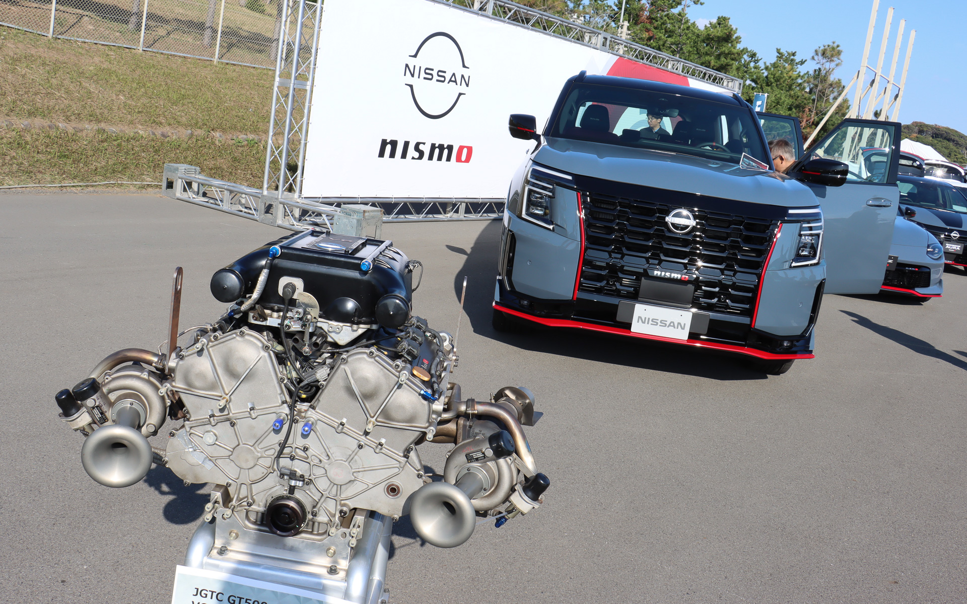アルマーダ NISMOと並んで（万が一にもぶつかったりしないよう少し離れているが）2002年～2006年の全日本GT選手権～SUPER GT参戦マシンに搭載されていたV型6気筒エンジン「VQ30DETT」を展示。実はこのレース向けエンジンの設計・開発を担当していたスタッフの多くが、アルマーダ NISMOに搭載されて495HP/700Nmを発生する「VR35DDTT」型エンジンの開発を手がけているとのこと