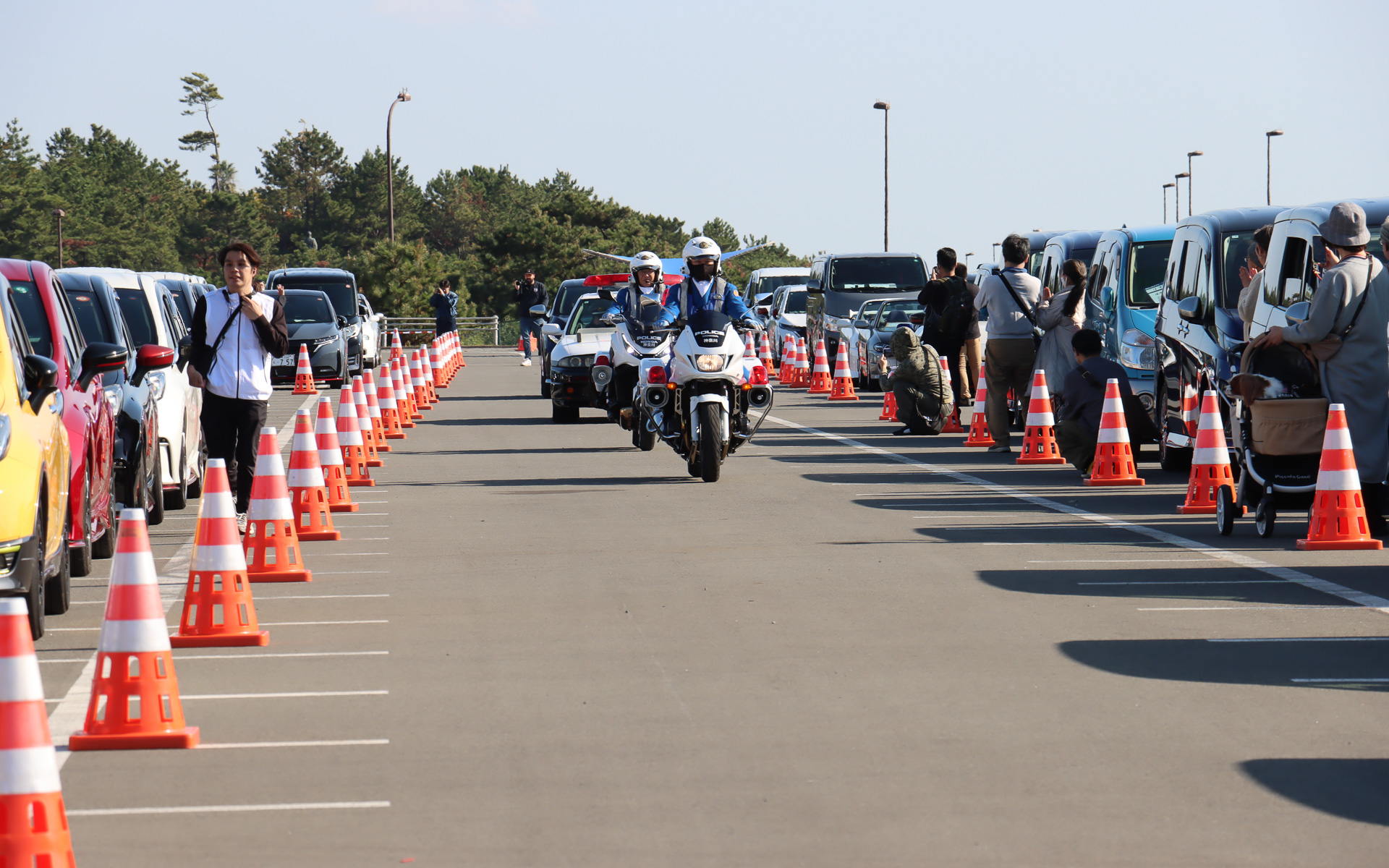 「日産自動車吹奏楽団」による「西部警察メインテーマI」の生演奏をBGMにスペシャルゲストがパレード走行