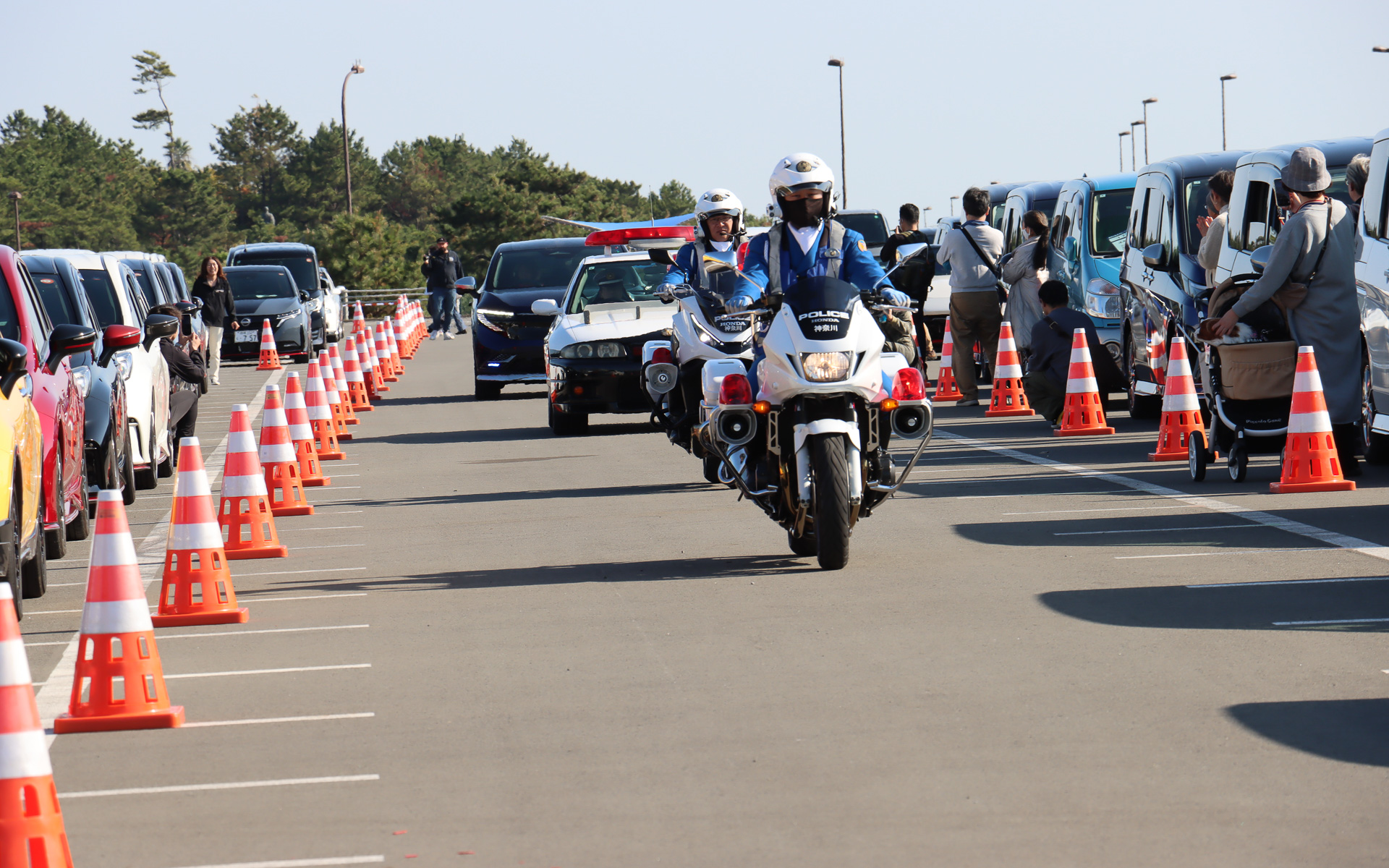 「日産自動車吹奏楽団」による「西部警察メインテーマI」の生演奏をBGMにスペシャルゲストがパレード走行