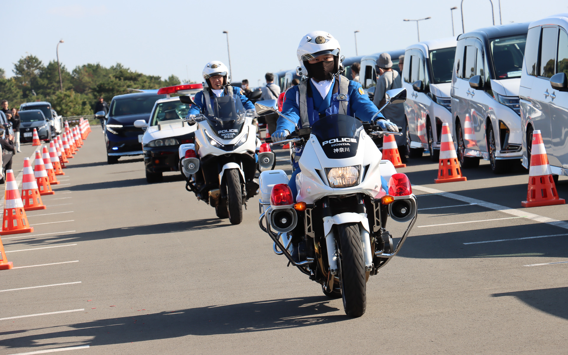 「日産自動車吹奏楽団」による「西部警察メインテーマI」の生演奏をBGMにスペシャルゲストがパレード走行