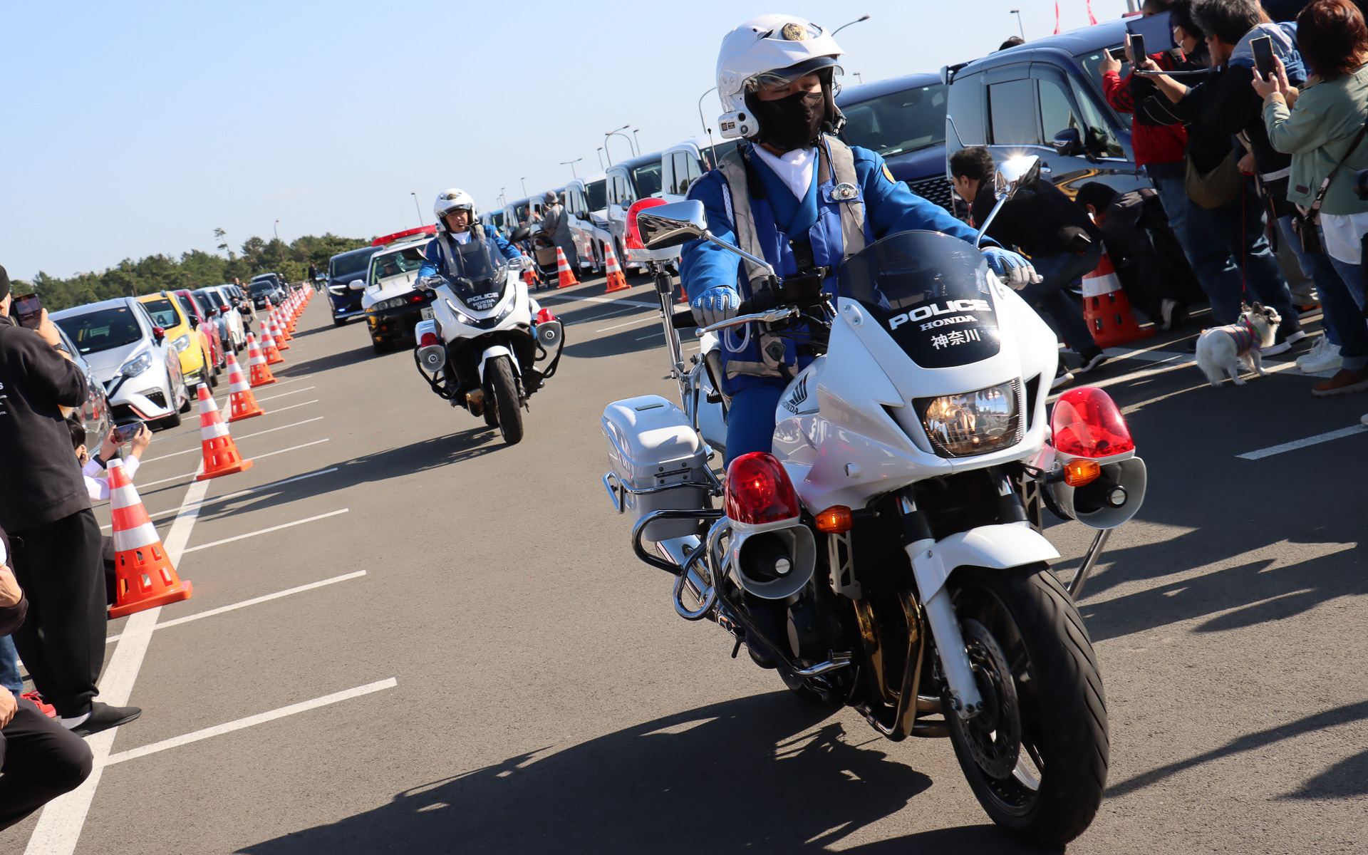 「日産自動車吹奏楽団」による「西部警察メインテーマI」の生演奏をBGMにスペシャルゲストがパレード走行