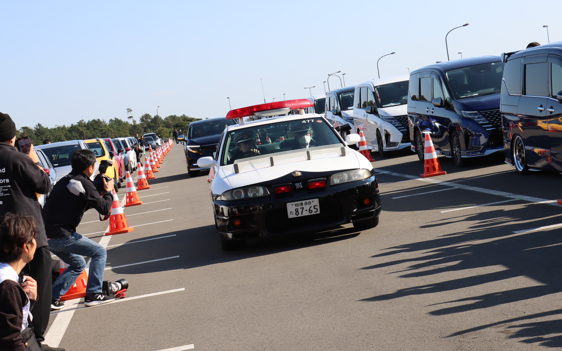 “4ドア GT-Rパトカー”「スカイライン GT-R 40th Anniversary パトロールカー」も赤色灯を光らせながらゆっくりとパレードラン