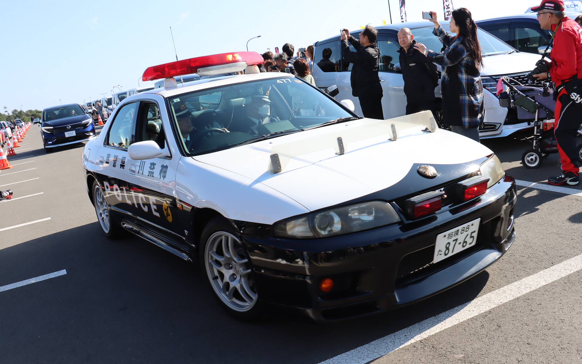 “4ドア GT-Rパトカー”の走行シーン