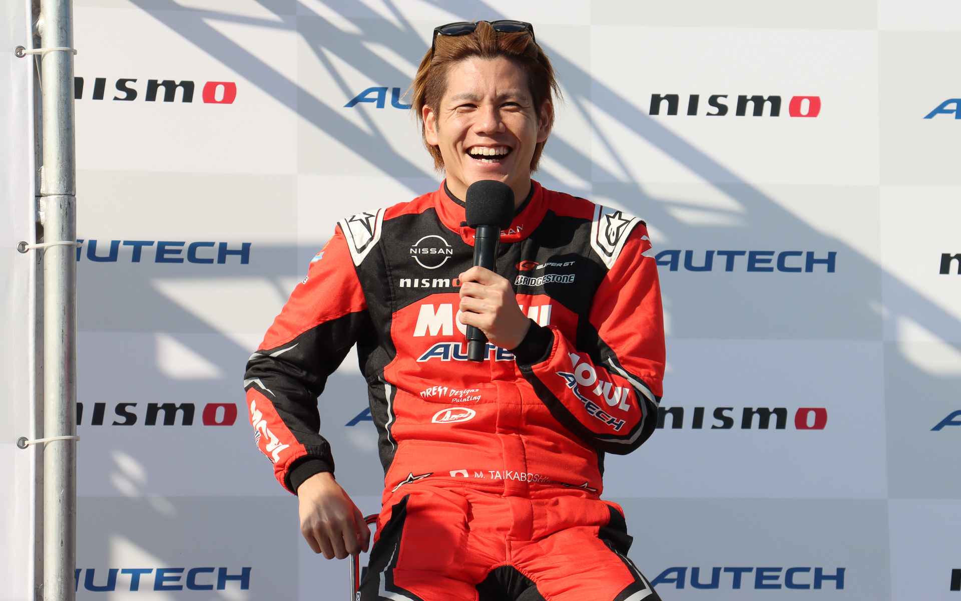 「新車も買ってください」と来場者に呼びかける高星選手