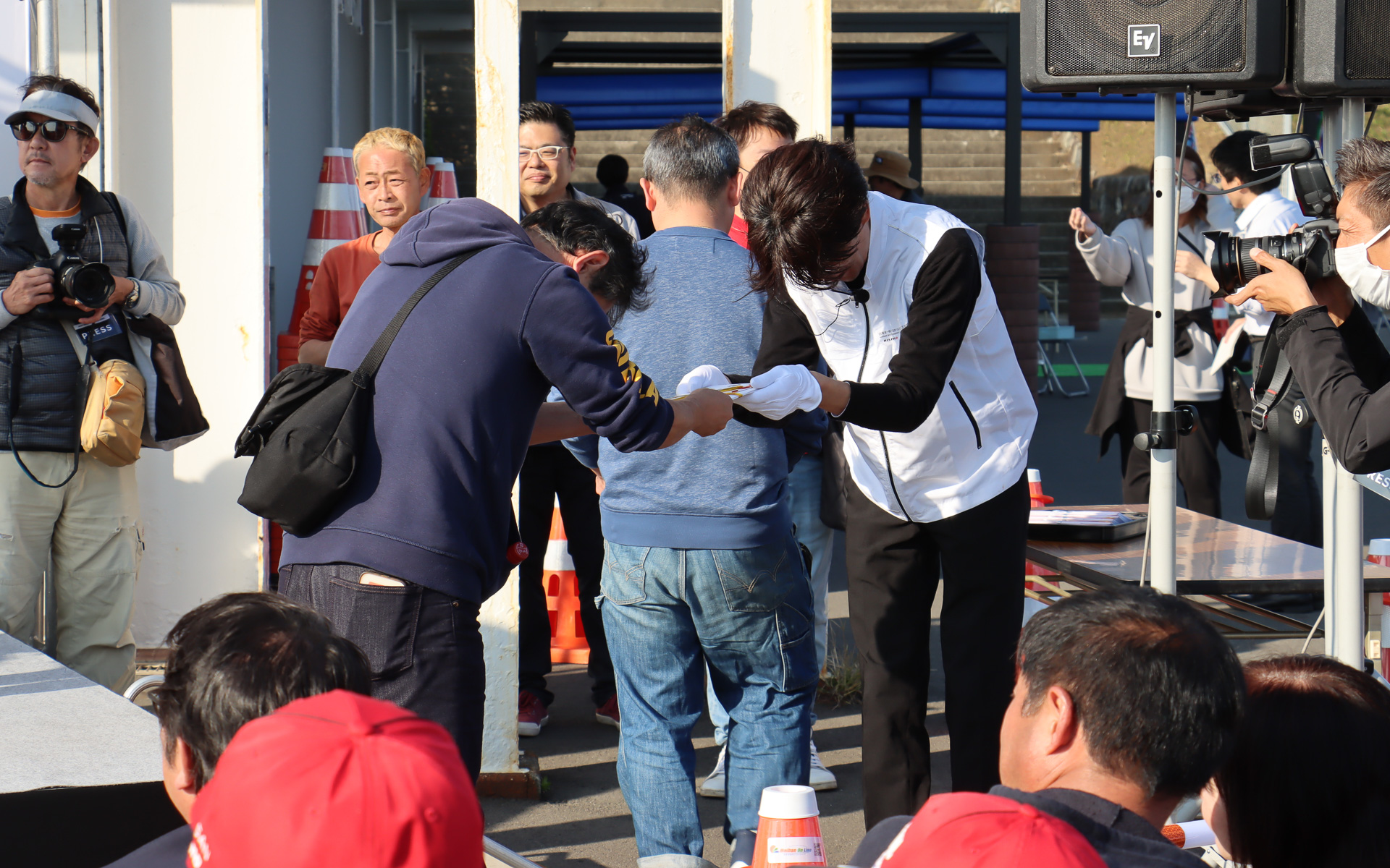 トークショーの最後にはじゃんけん大会も実施。ゲストとのじゃんけん勝負で勝ち残った10人に「ガソリンギフト券 5000円分」がプレゼントされた