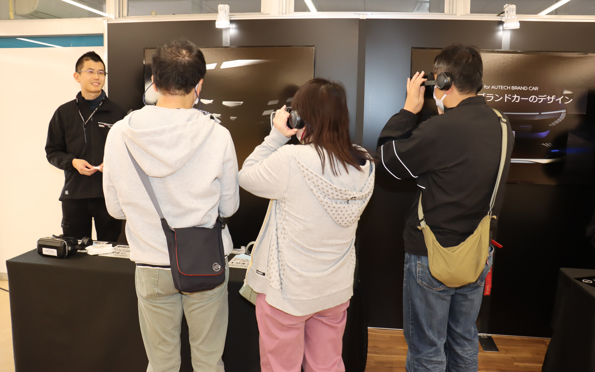 屋内で実施された「新型エルグランド AUTECH特別内見会」