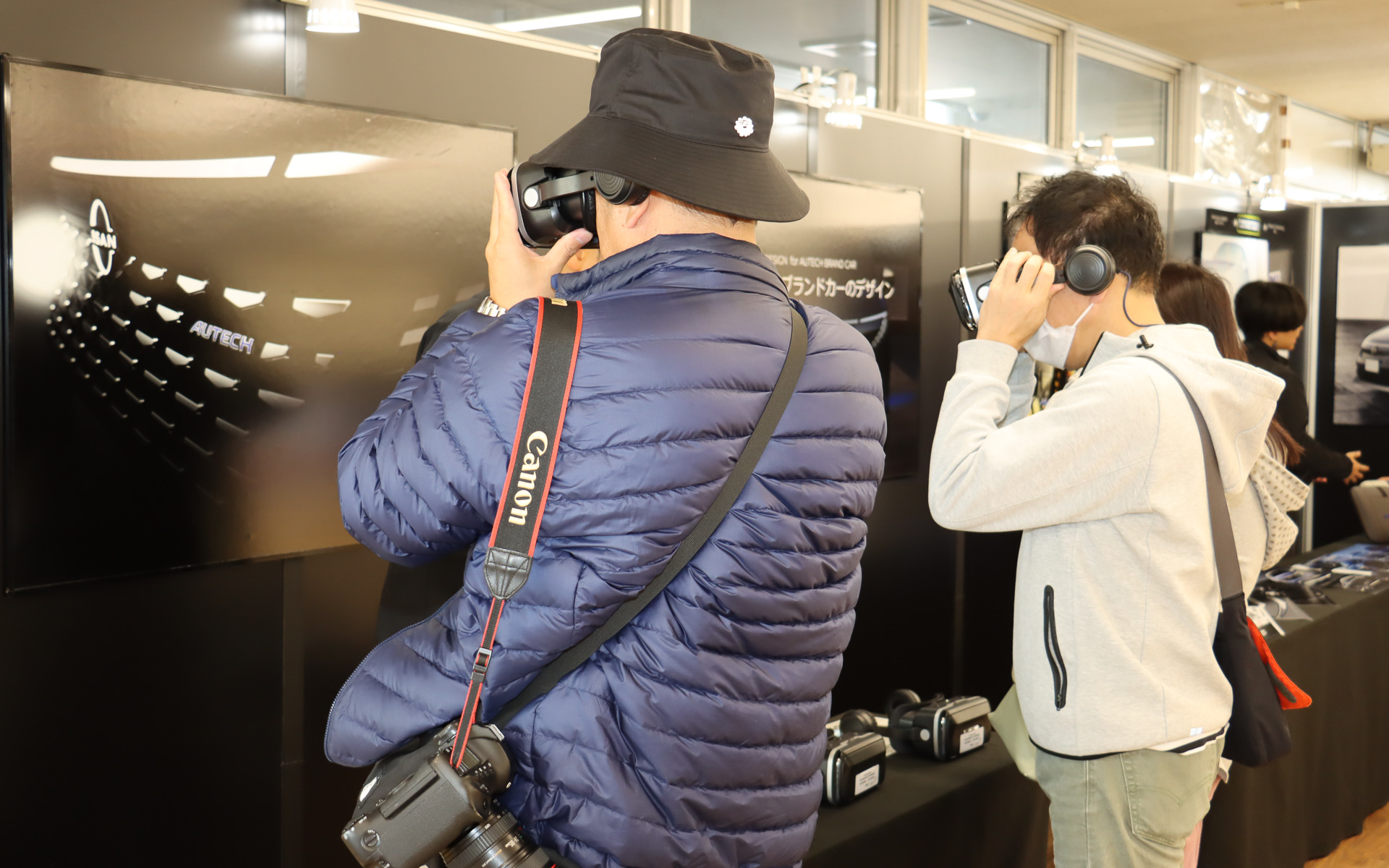 多くの人が熱心にムービーを眺めていた