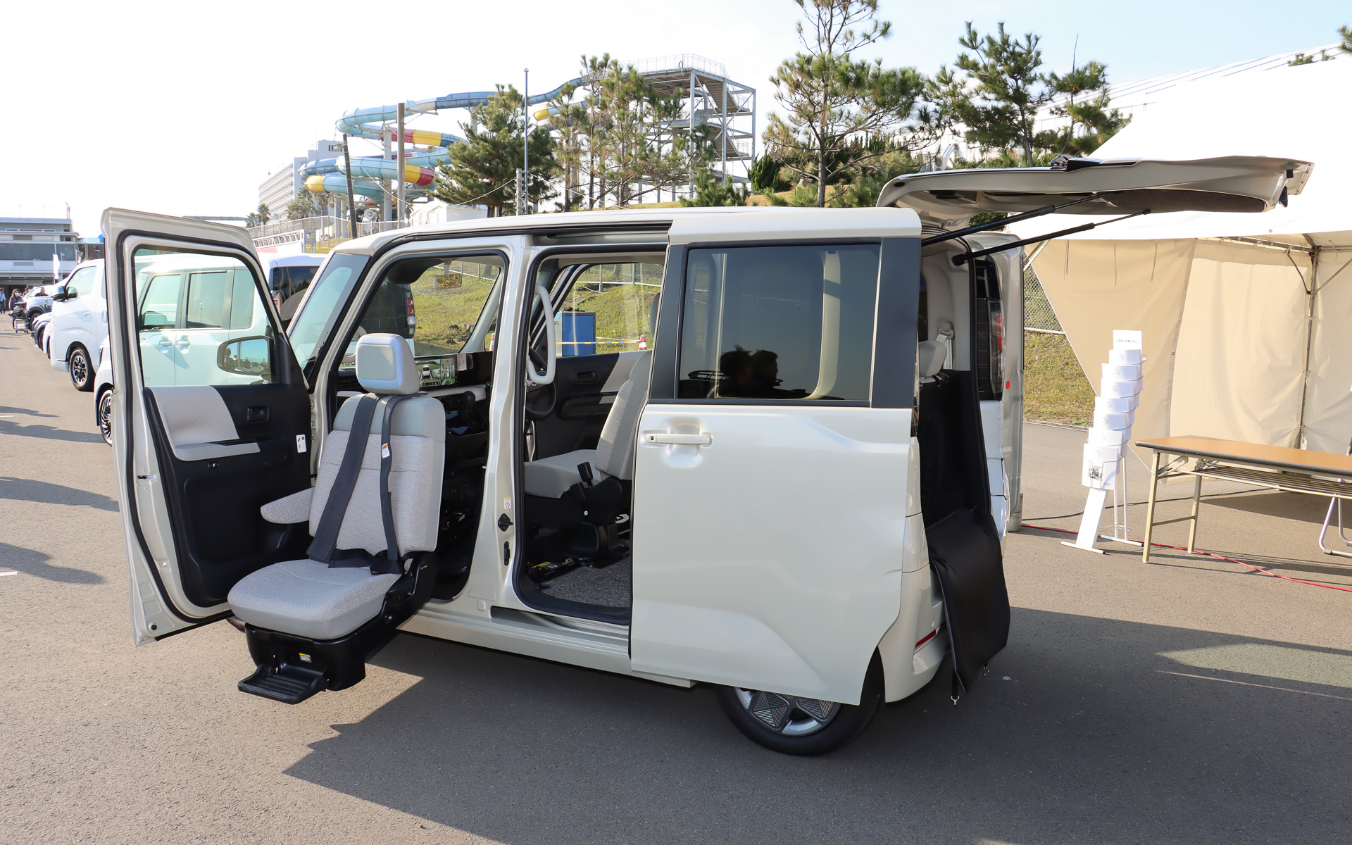 「ルークス 助手席スライドアップシート」