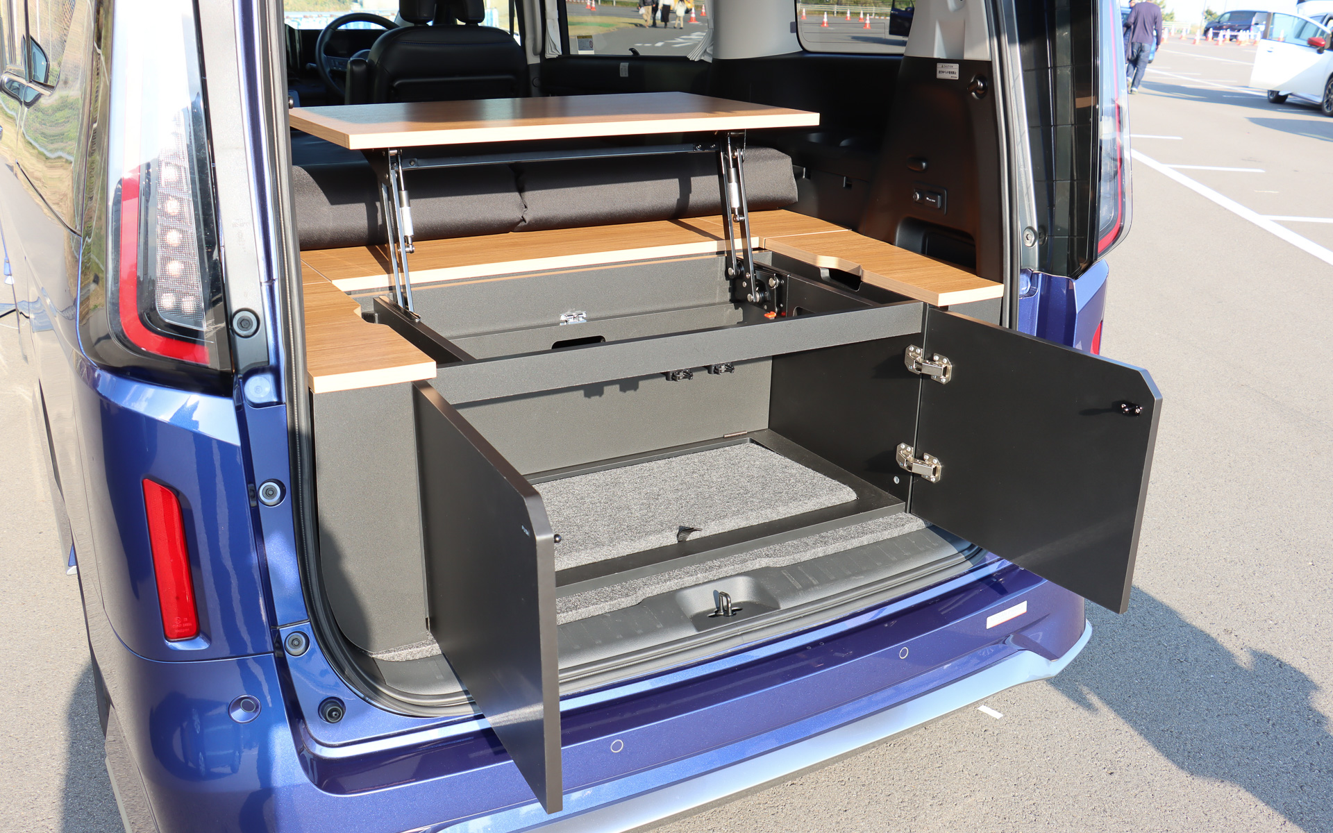 サードシートを取り外して装着する大容量の収納ボックスで段差をなくし、セカンドシートを後方に倒しにした状態でフラットなベッドスペースを実現するほか、ポップアップ式のテーブルで車内にくつろぎのスペースを生み出す