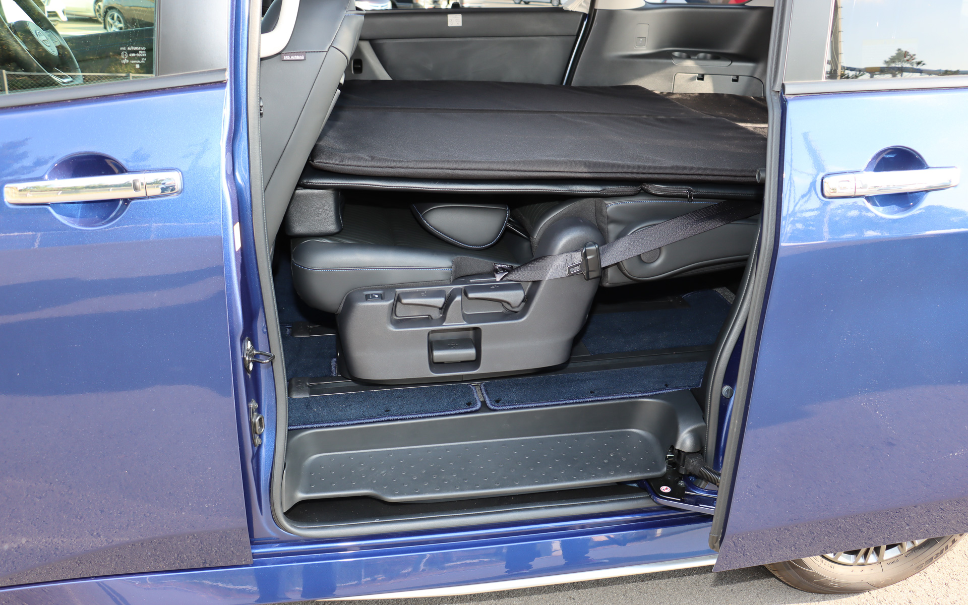 サードシートを取り外して装着する大容量の収納ボックスで段差をなくし、セカンドシートを後方に倒しにした状態でフラットなベッドスペースを実現するほか、ポップアップ式のテーブルで車内にくつろぎのスペースを生み出す