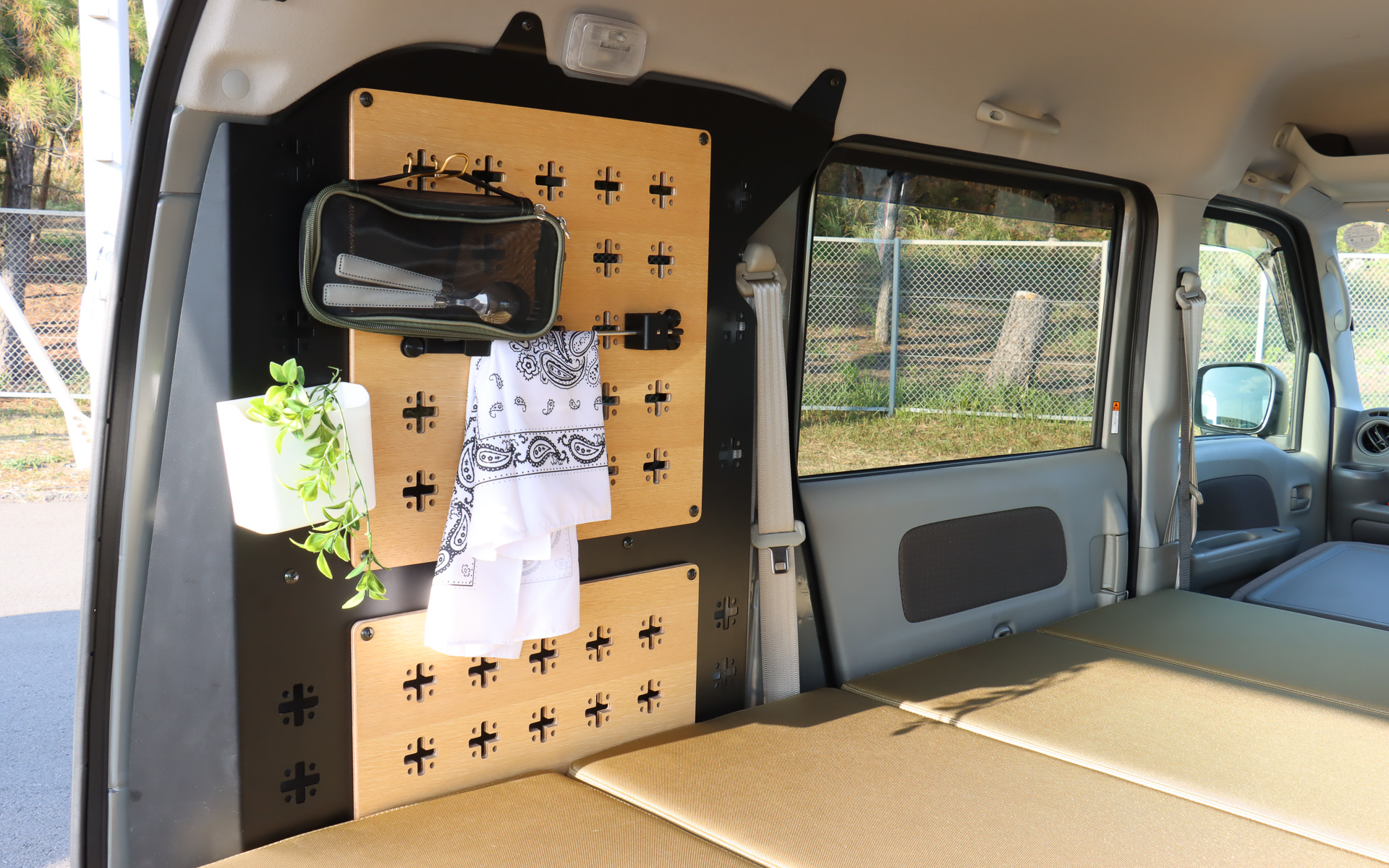 ラゲッジスペースの両側面に設置したオリジナルの有孔ボードを活用し、車中泊やさまざまな用途に活用できるモデルとなっている