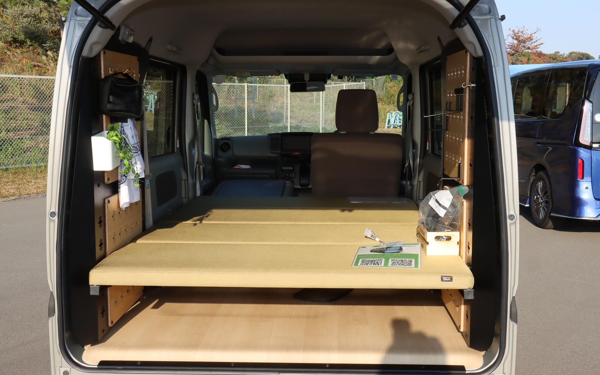 ラゲッジスペースの両側面に設置したオリジナルの有孔ボードを活用し、車中泊やさまざまな用途に活用できるモデルとなっている