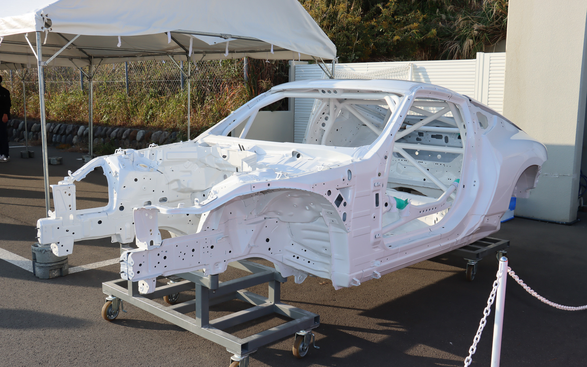 GT4マシン「Nissan Z NISMO GT4」のホワイトボディ展示