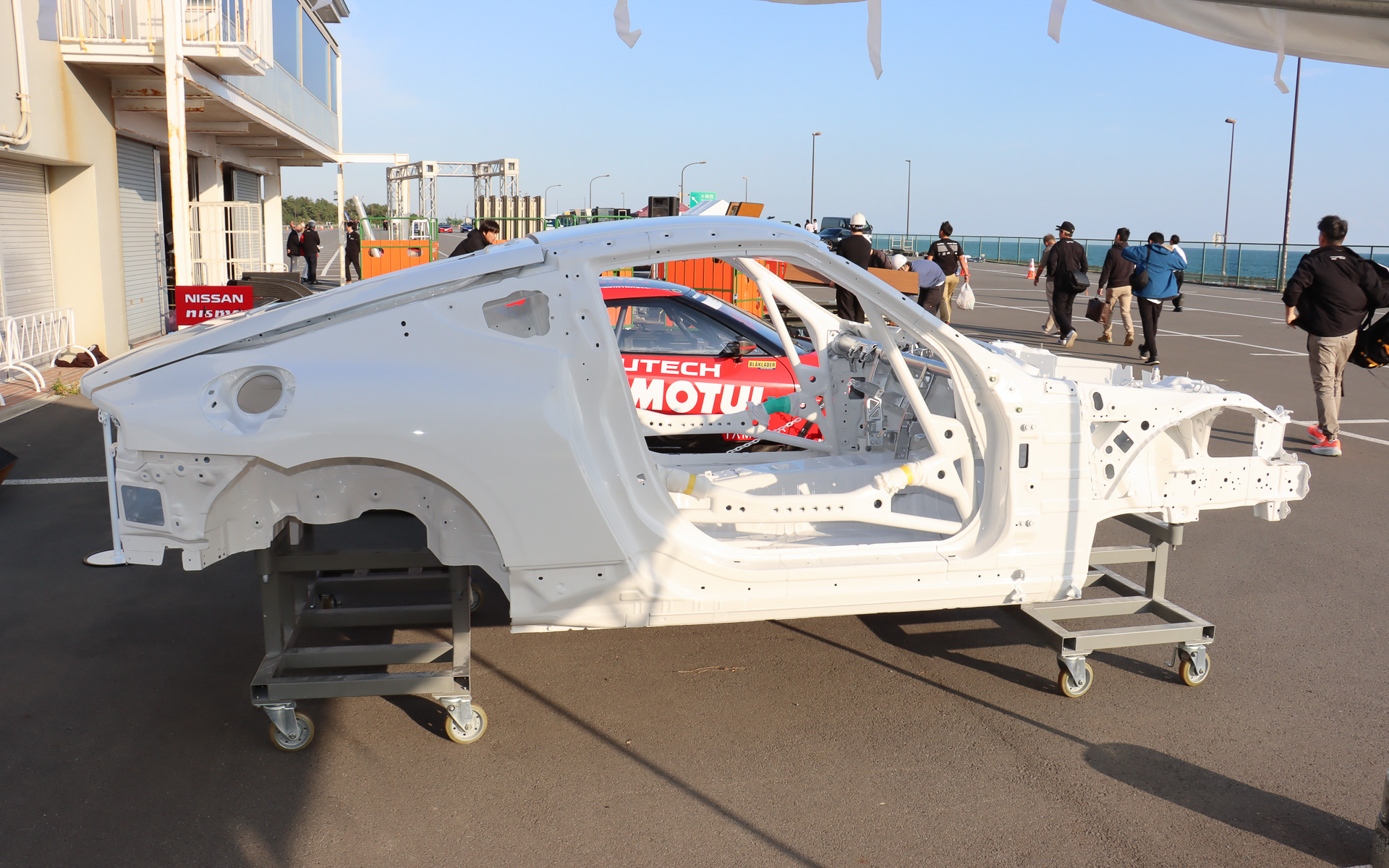 GT4マシン「Nissan Z NISMO GT4」のホワイトボディ展示