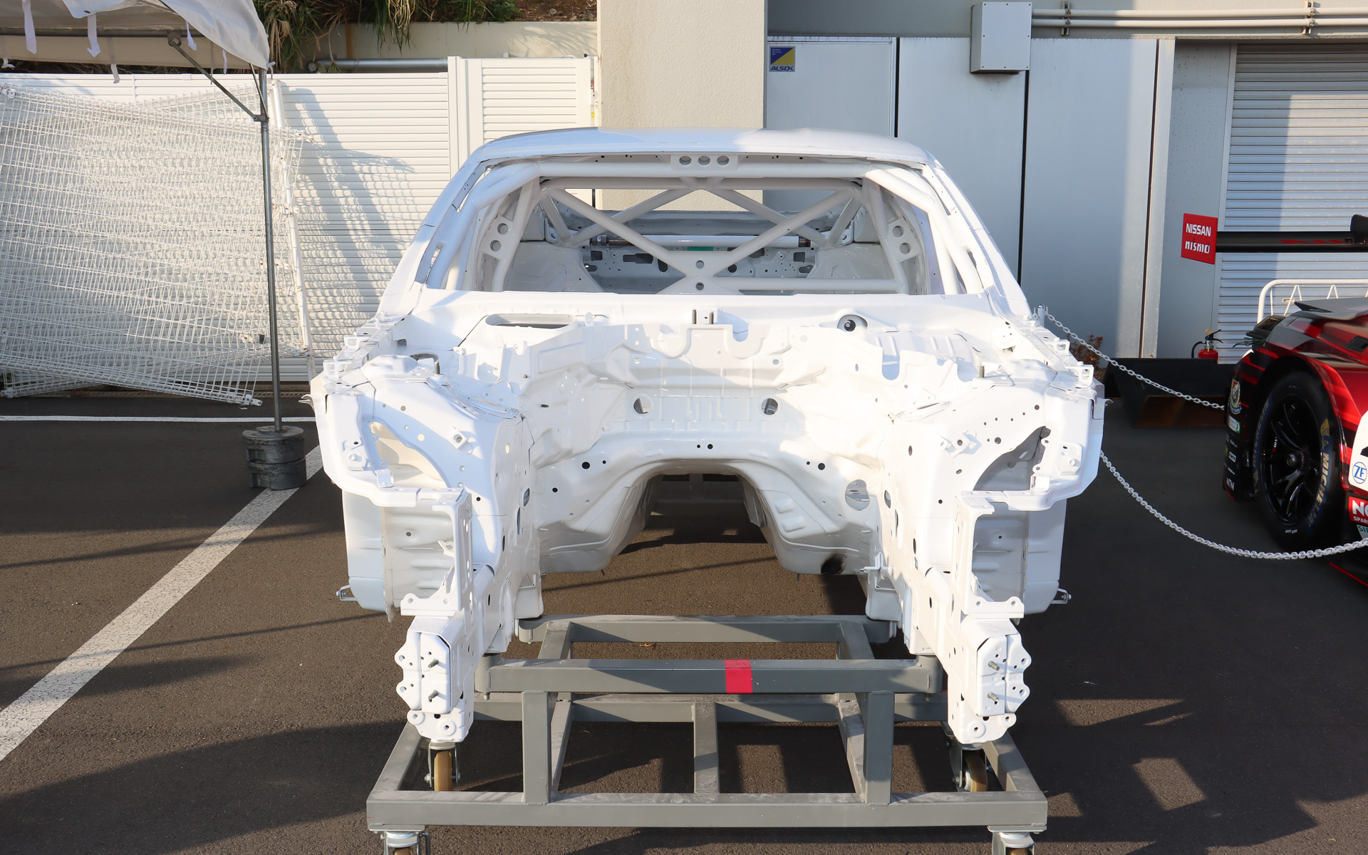 GT4マシン「Nissan Z NISMO GT4」のホワイトボディ展示