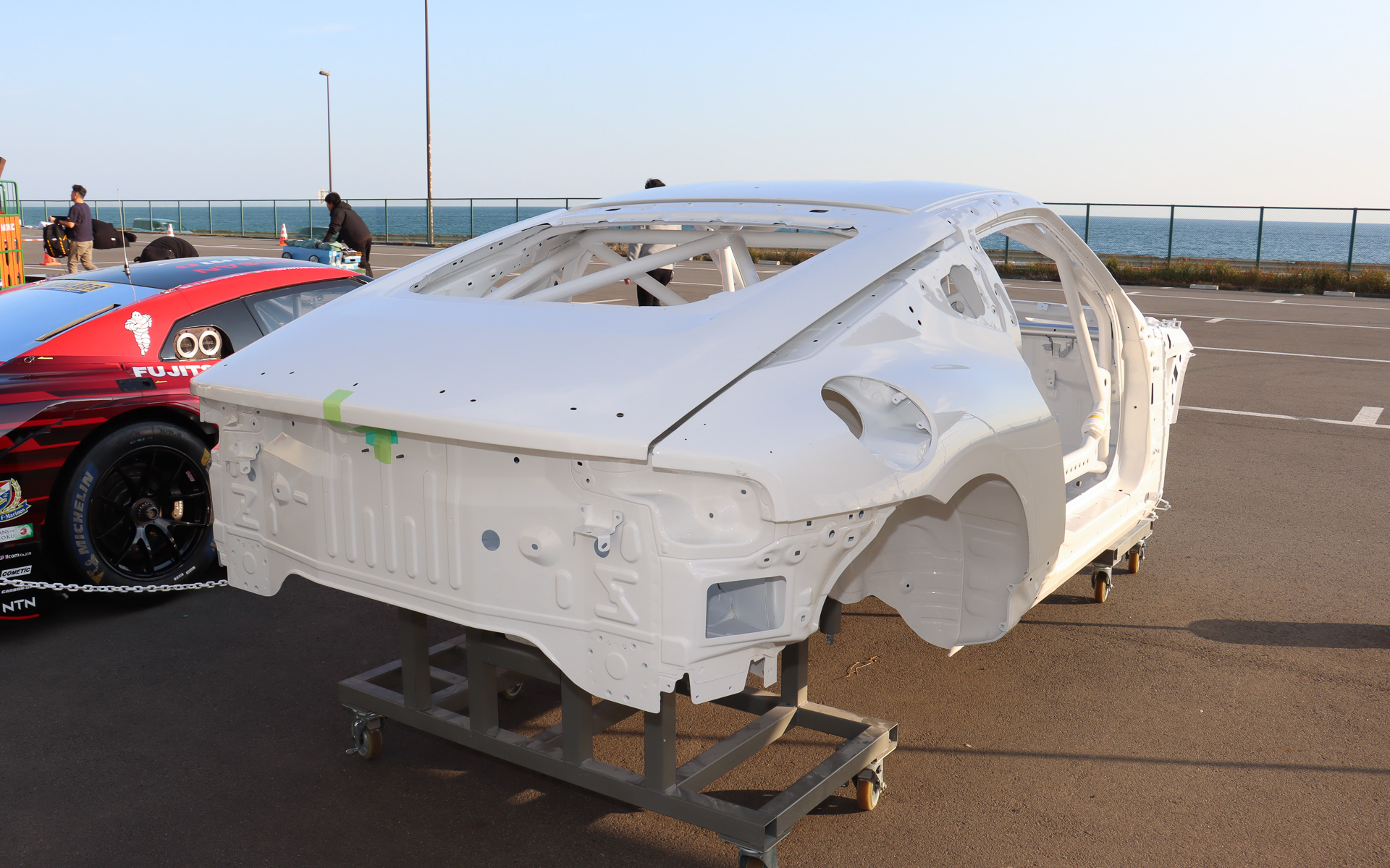 GT4マシン「Nissan Z NISMO GT4」のホワイトボディ展示