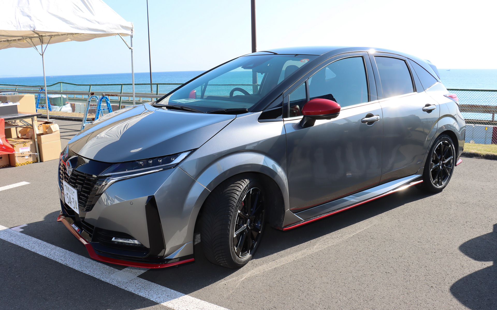 オールシーズンタイヤの新製品「クロスクライメート3」を装着したノート オーラ NISMOを展示