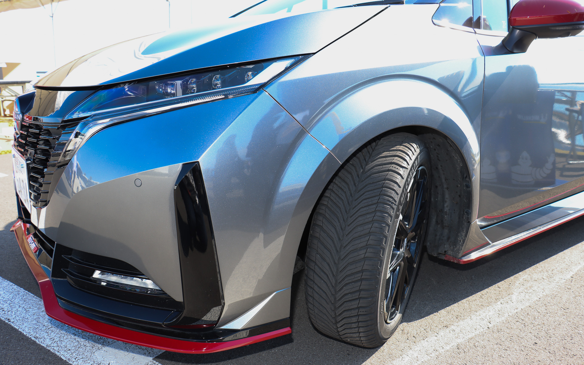 オールシーズンタイヤの新製品「クロスクライメート3」を装着したノート オーラ NISMOを展示