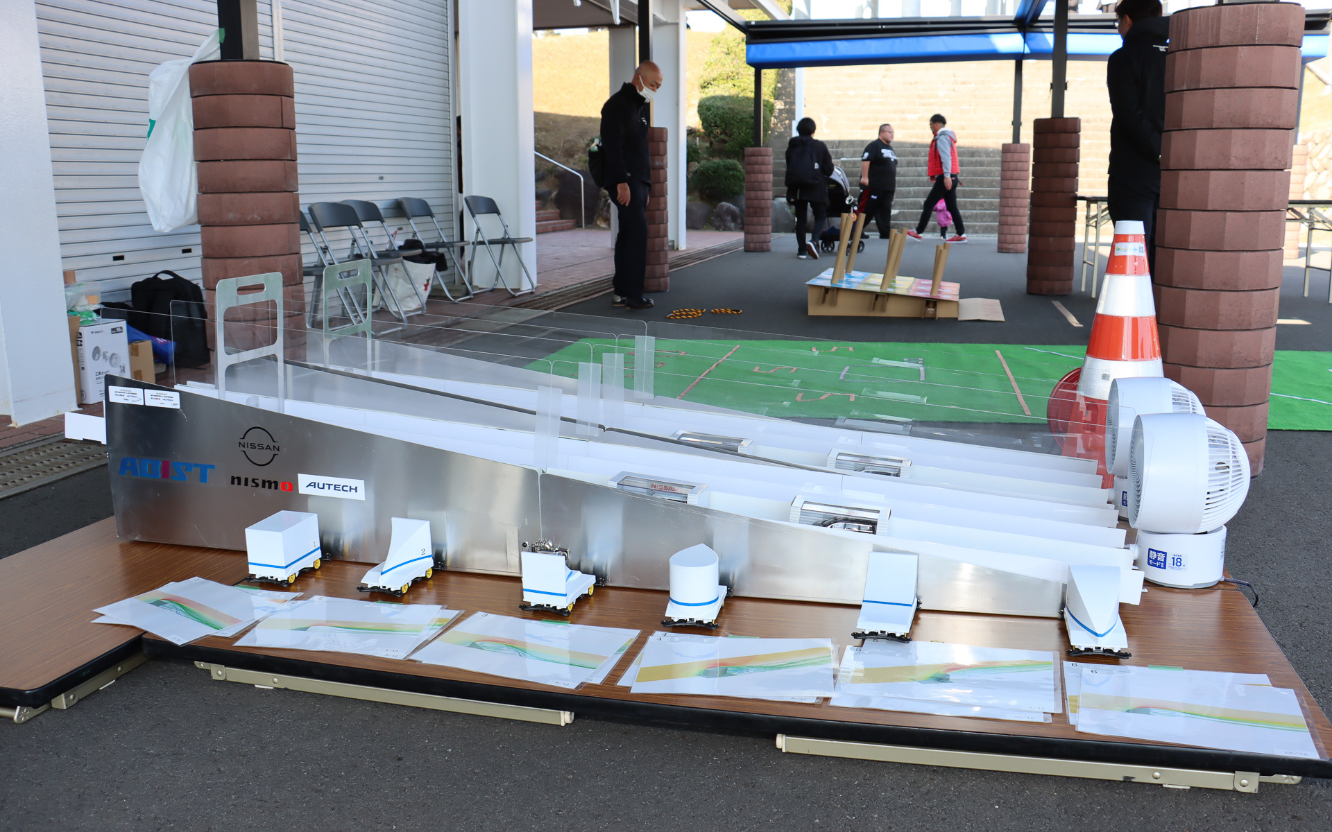 NISMOレースマシンの開発・製造を行なっているモータースポーツ車両開発部とモータースポーツ製造部が手がけた「空力体感コーナー」