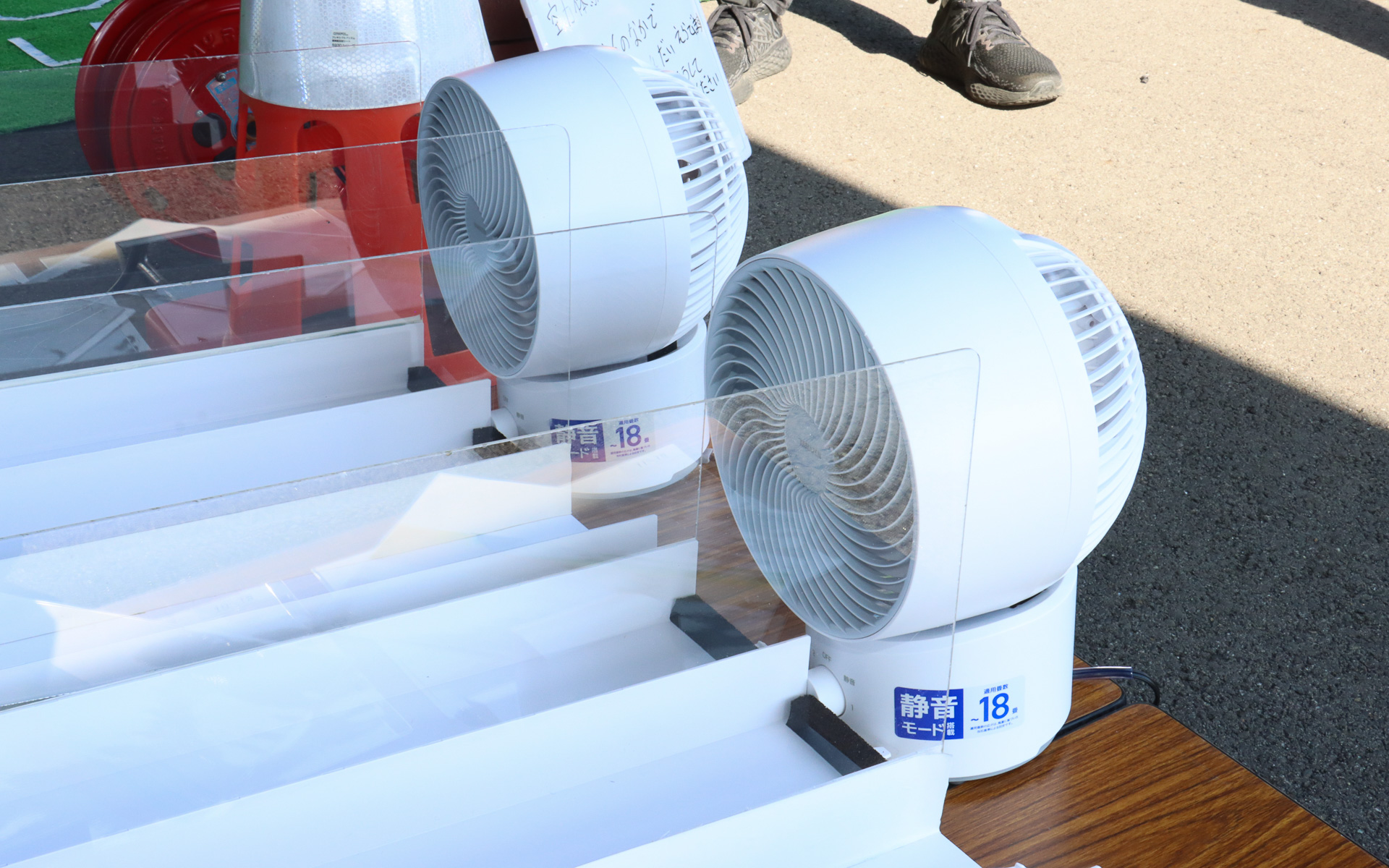 ミニ四駆のシャシーを流用し、重量と前面投影面積を同一条件に合わせ、カウルの形状だけを変更した6種類のマシンを用意。サーキュレーターで強い向かい風を発生させた斜面をどのマシンが一番速く駆け下りるかを予想してもらい、来場者に空気抵抗が車体に与える影響を体感してもらう新たな取り組み