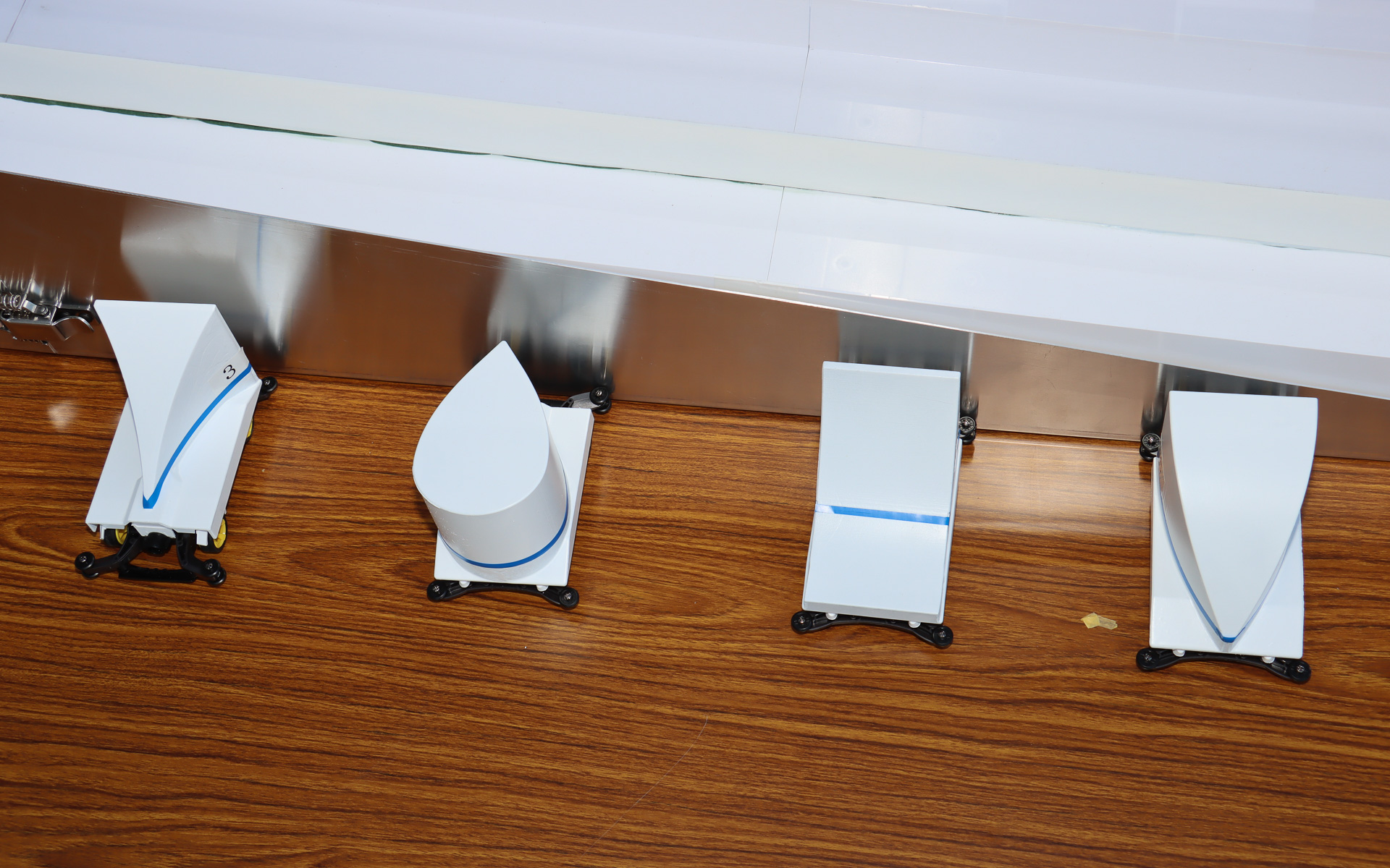 ミニ四駆のシャシーを流用し、重量と前面投影面積を同一条件に合わせ、カウルの形状だけを変更した6種類のマシンを用意。サーキュレーターで強い向かい風を発生させた斜面をどのマシンが一番速く駆け下りるかを予想してもらい、来場者に空気抵抗が車体に与える影響を体感してもらう新たな取り組み