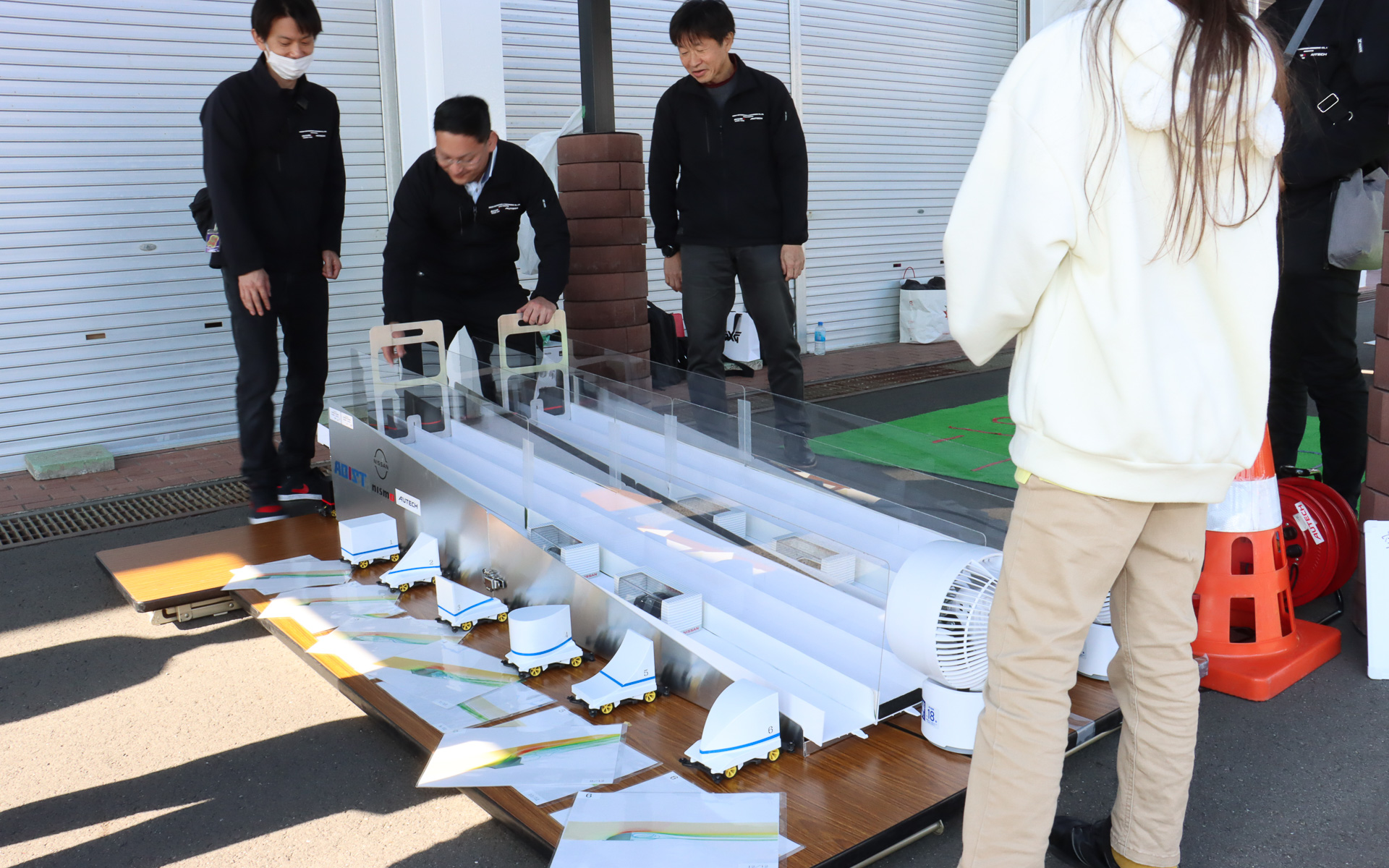 仕切り板を一気に抜いてレーススタート。予想が当たった子供にはお菓子などがプレゼントされていた