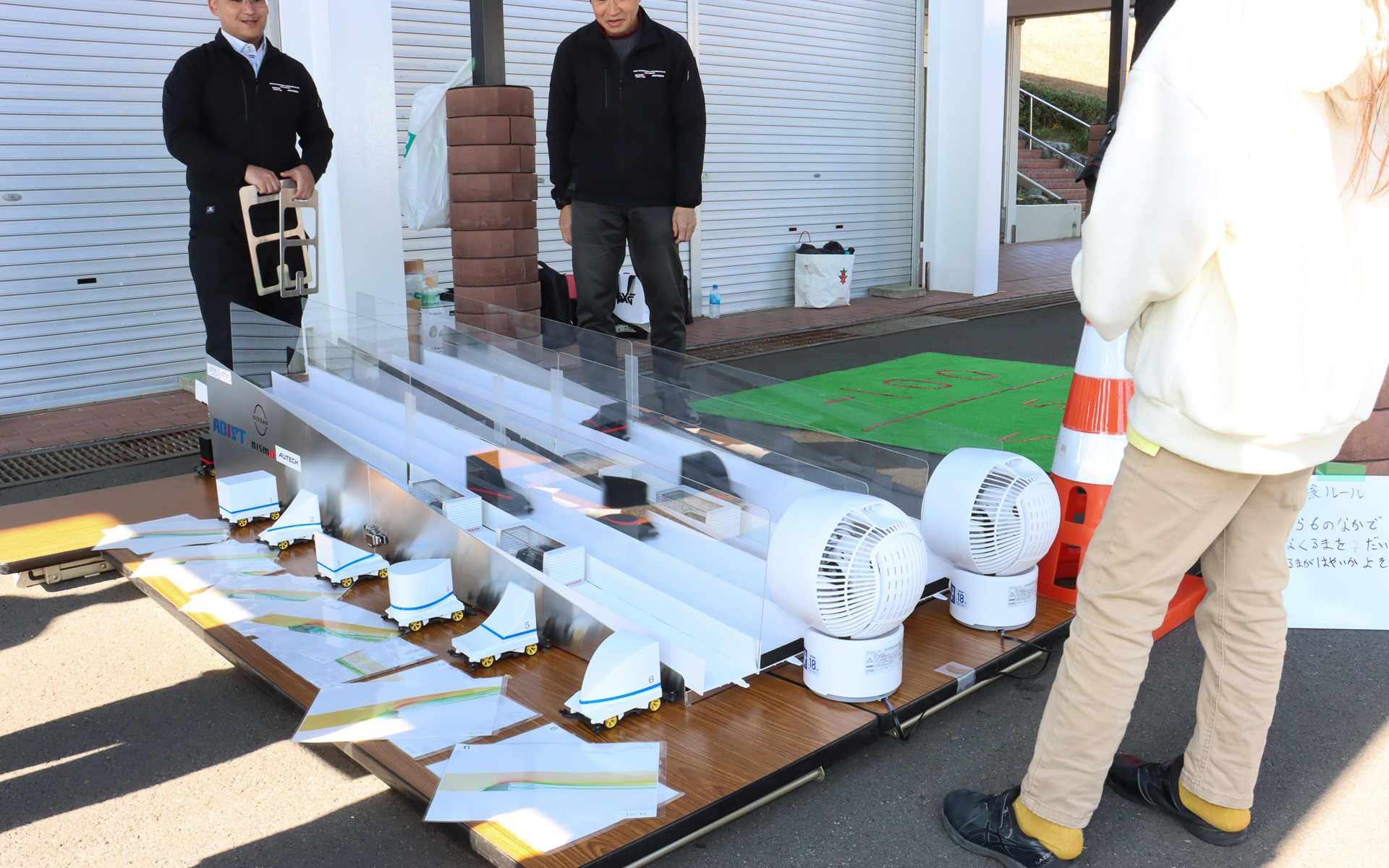 仕切り板を一気に抜いてレーススタート。予想が当たった子供にはお菓子などがプレゼントされていた