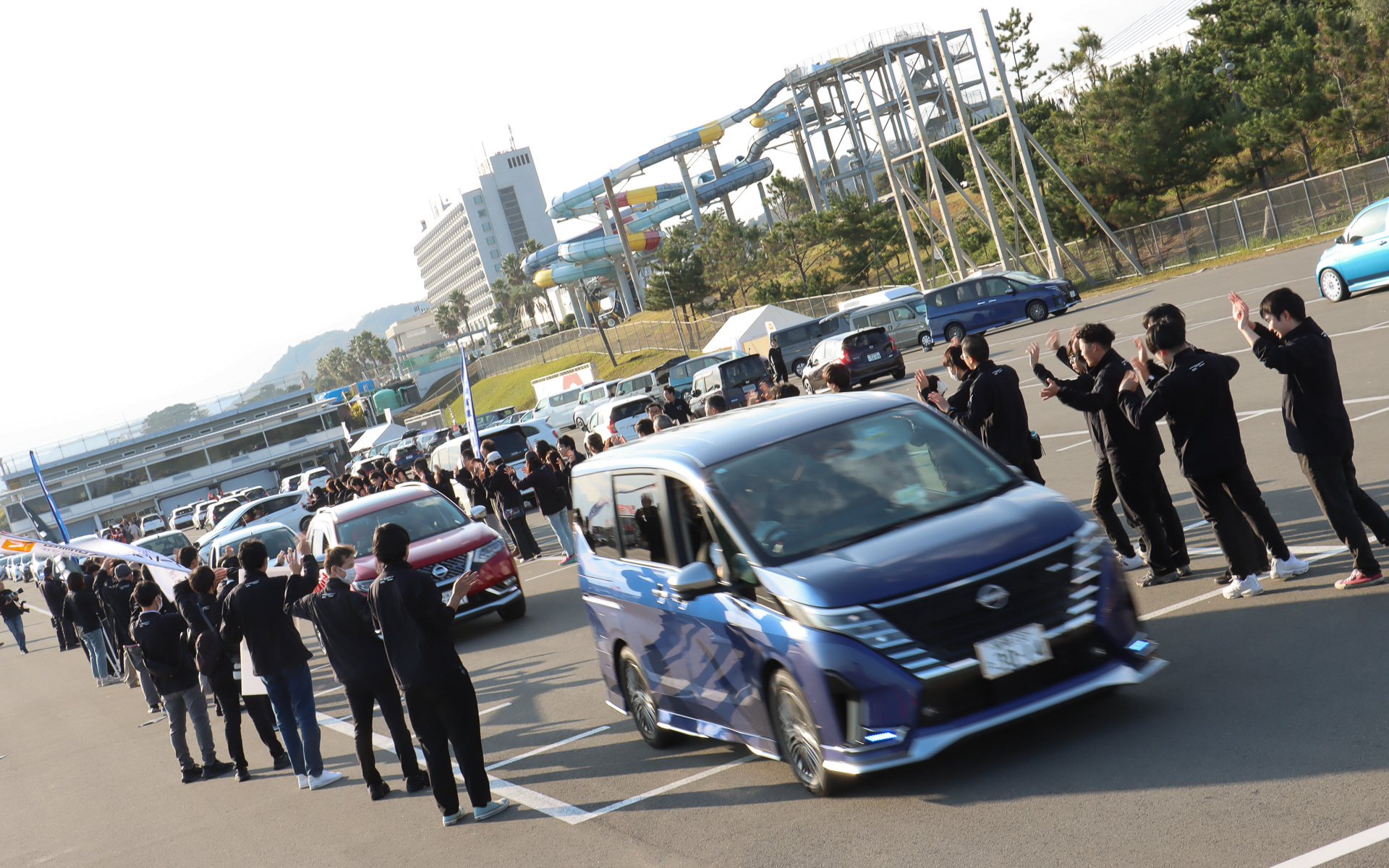 閉会後は真田社長や運営スタッフがお見送りする花道を通過して来場者は帰路についた