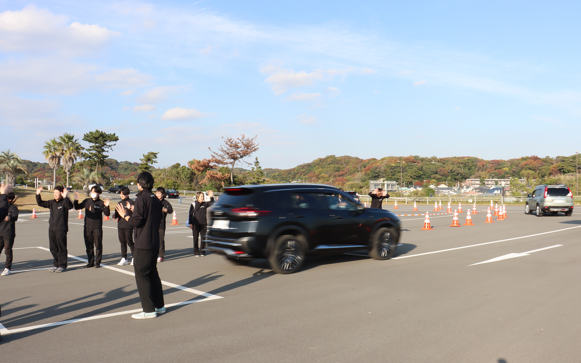 閉会後は真田社長や運営スタッフがお見送りする花道を通過して来場者は帰路についた