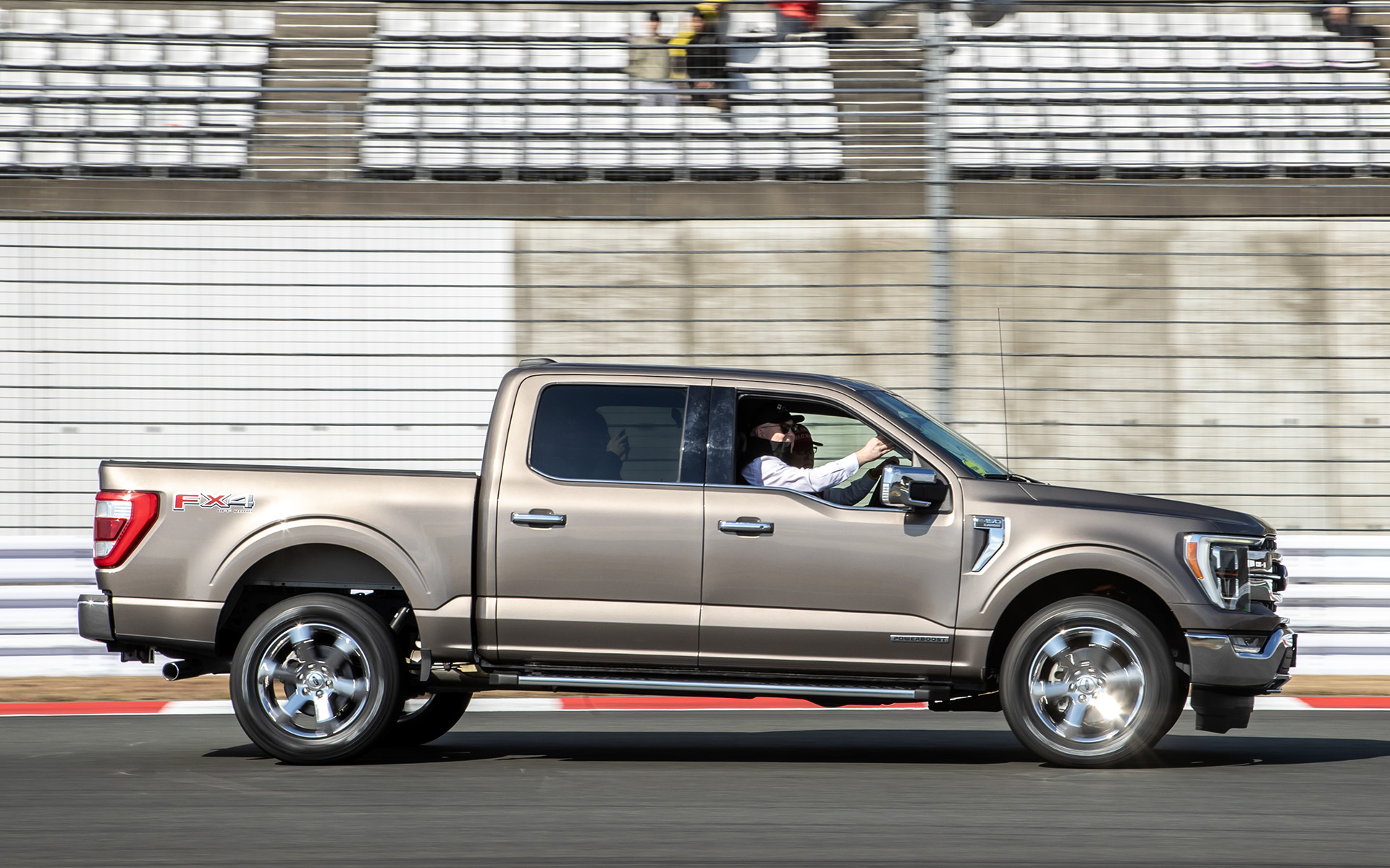 NASCARデモランを、モリゾウ選手こと豊田章男会長の運転で先導するジョージ・グラス駐日米国大使。クルマはフォード F-150