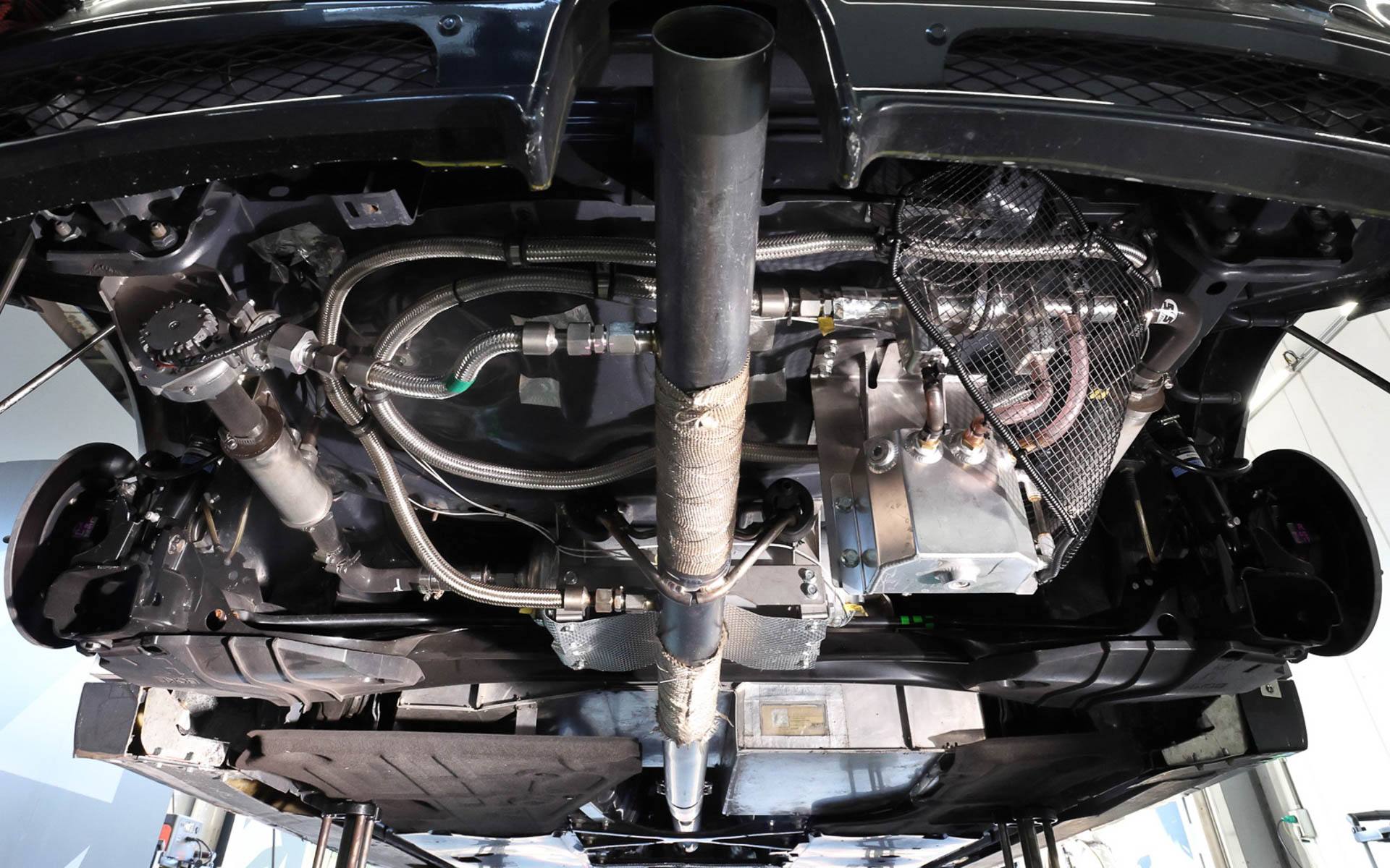 実証実験車両に搭載されているCO2回収装置（車両後方下部から撮影）