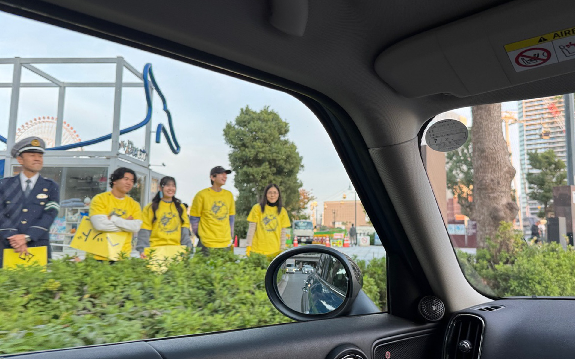 これから活動を始めようと準備中の皆さんを、後席からパチリと撮ってみました。車内から見ても、やっぱり黄色はすごく目立ちますね