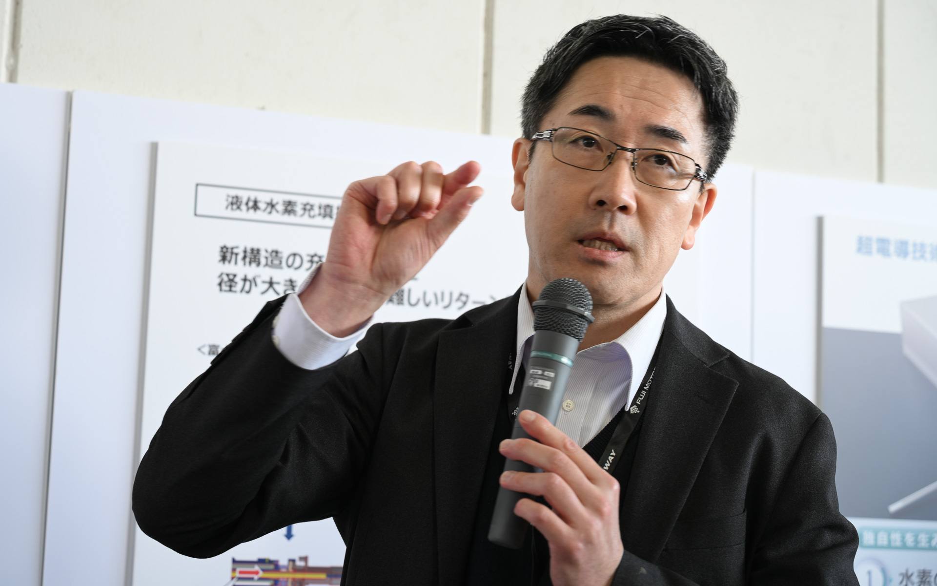 水素カローラに搭載した超電導モーターの技術解説を行なう京都大学 大学院 工学研究科 特定教授 中村武恒博士