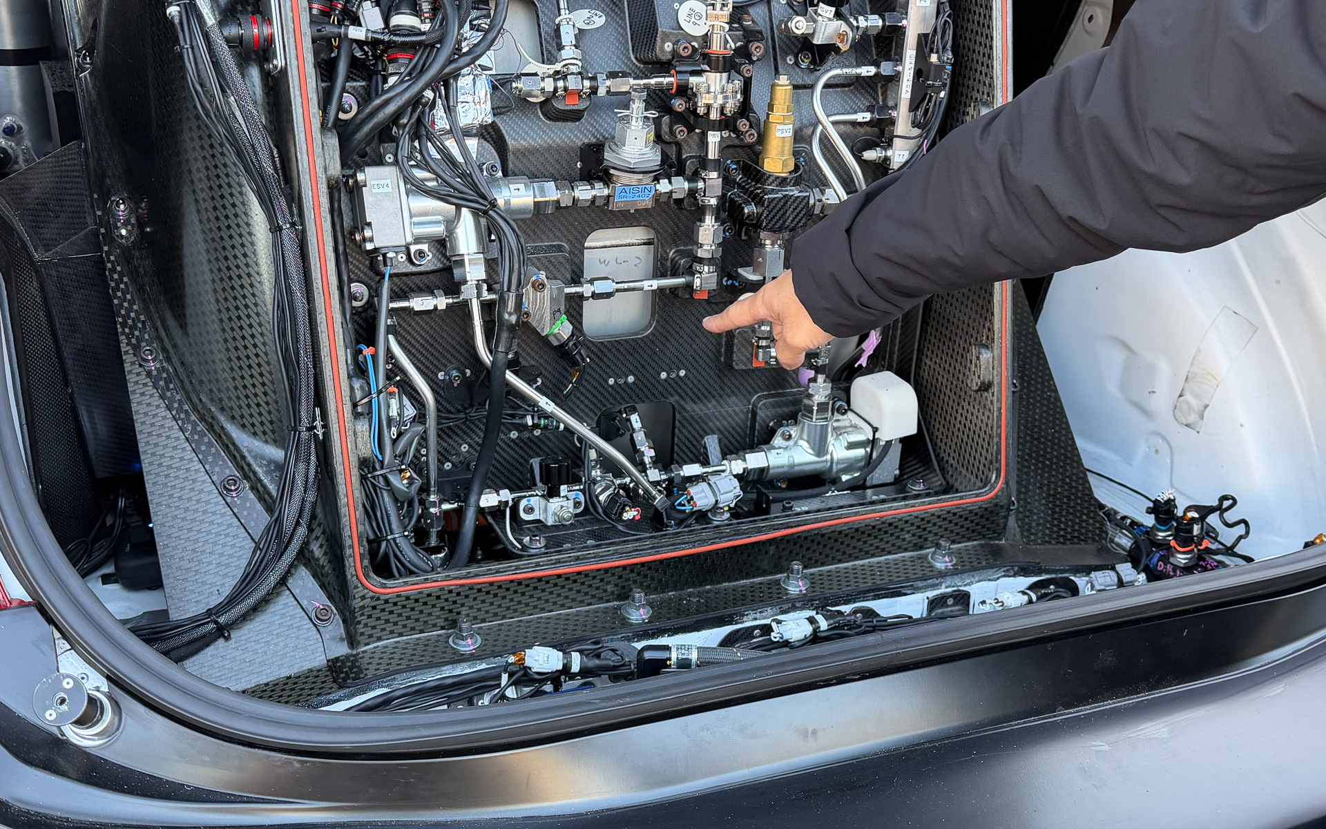 近くにいたトヨタ自動車株式会社 水素エンジンプロジェクト統括 主査 伊東直昭氏に超電導モーターの位置を聞いてみたら、「ここです！」とのこと。この奥に超電導モーターが入っているらしい。「見える化希望」