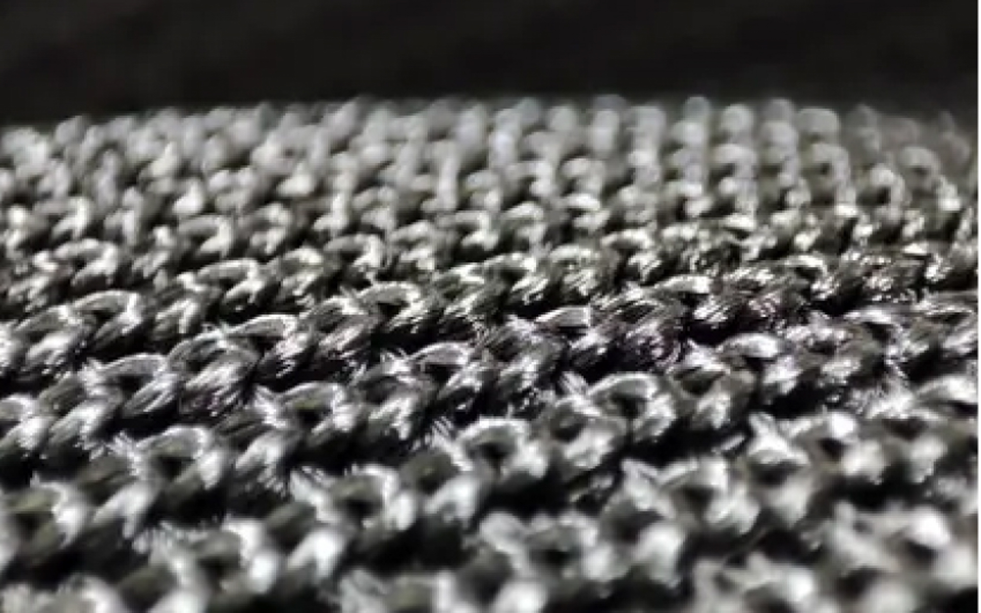 表面の凸凹が際立つような立体製法で編み込まれた特殊生地を採用している