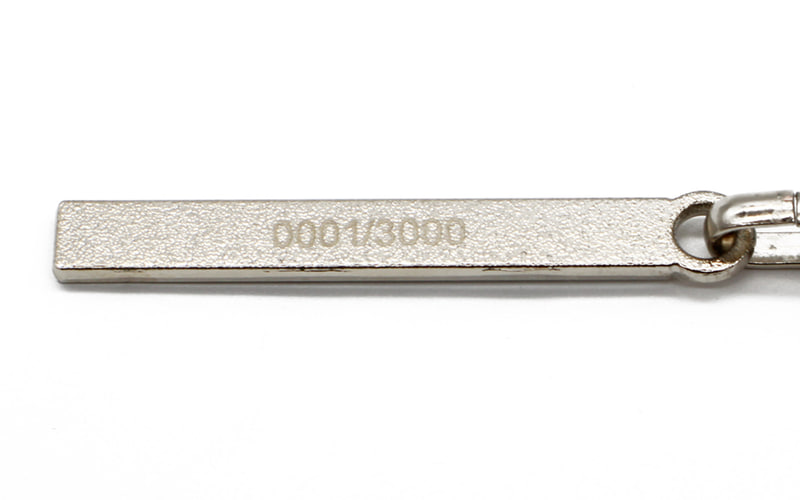 日産「スカイラインGT-R（BNR34）」をモチーフにした「メタルキー