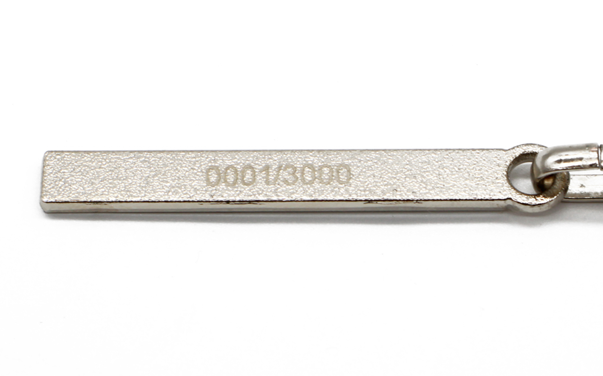 シリアルナンバーとV-spec II nurが刻まれたメタルプレートも付属